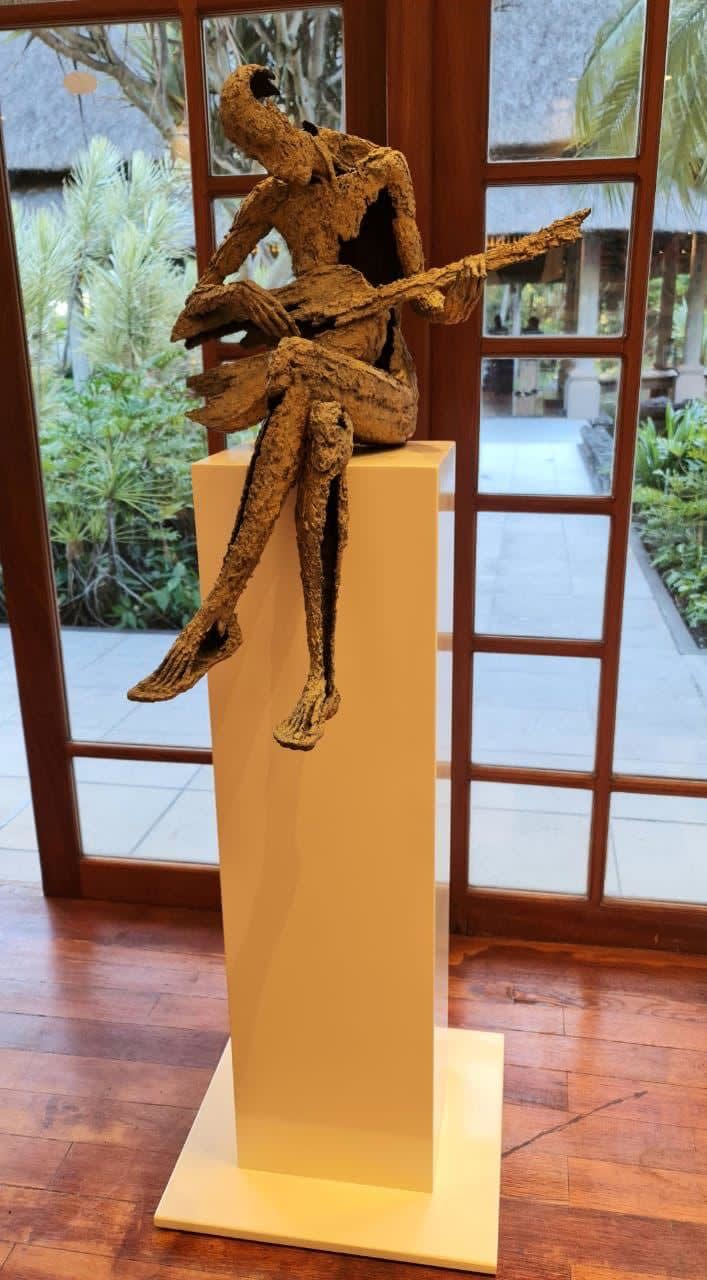 muzikant gitarist sculptuur jacques van den abeele muzikant sculptuur muzieksculptuur bronzen sculptuur Art Yi-galerij kunstgalerij in Brussel