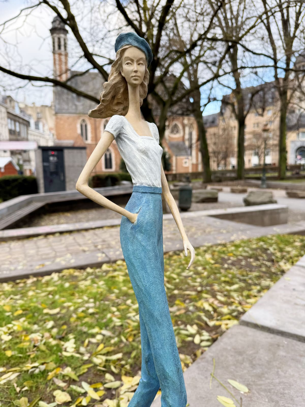 Montmartre scultura donna contemporanea scultura ragazza parigina Hedwige Leroux scultura in bronzo scultura donna contemporanea scultura ragazza cittadina sono galleria Art Yi galleria d'arte di Bruxelles