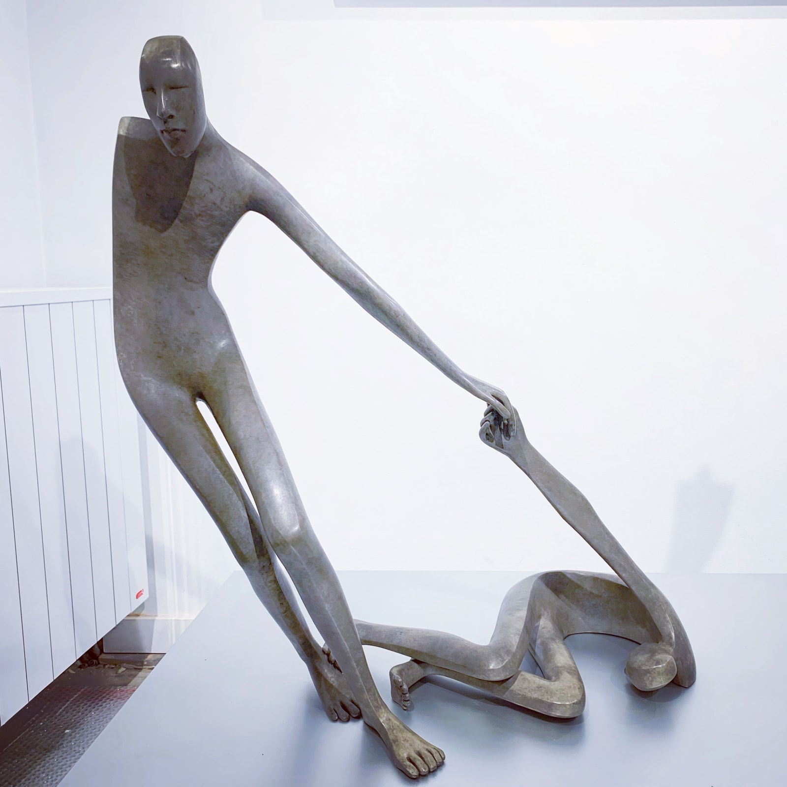 Isabel miramontes sculpture contemporaine en bronze art abstrait sculpture décoration design une sculpture de couple d'amour se tenir la main Allez Viens