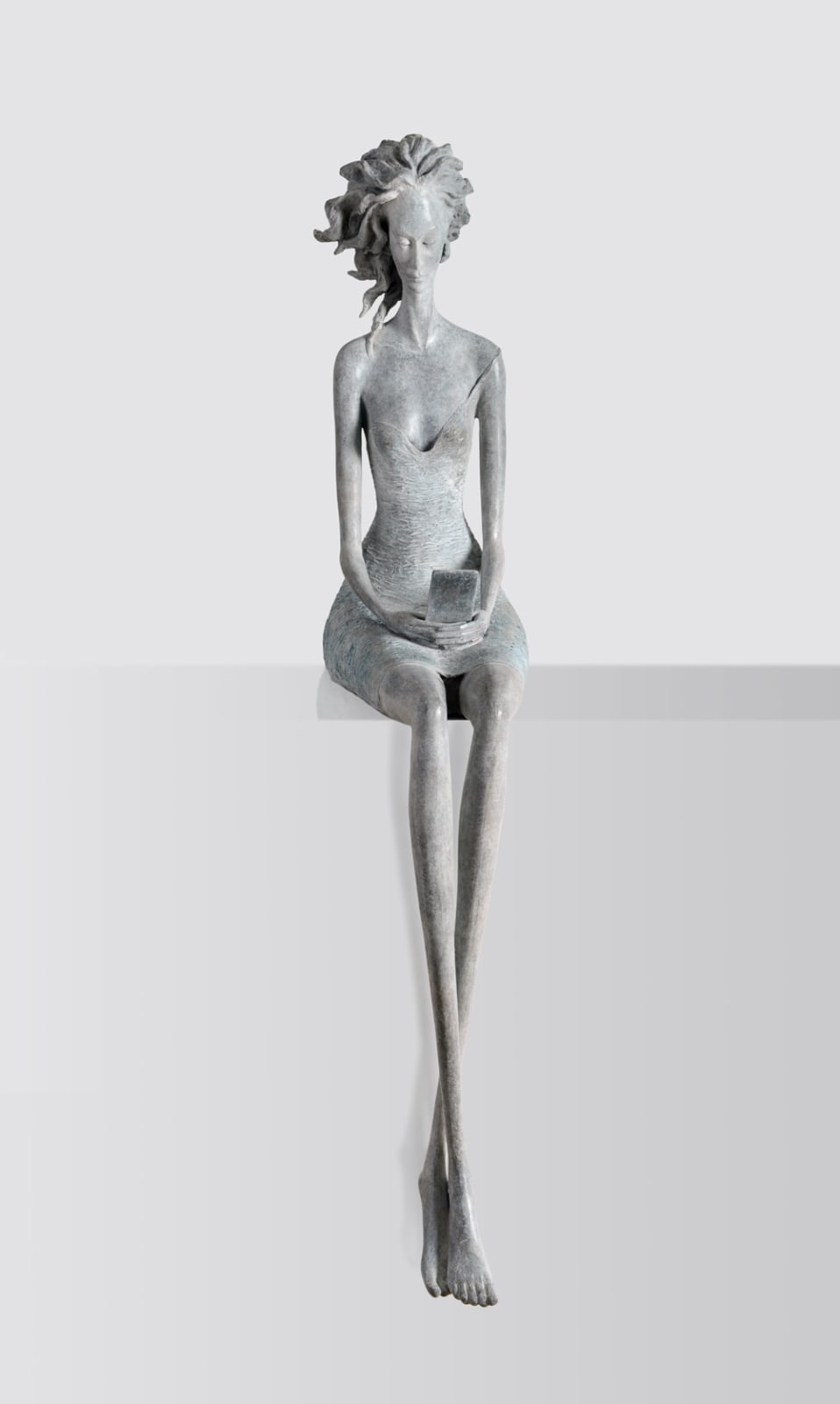 answer me hedwige leroux contemporary sculpture bronze art beautiful and fine woman watching on her smartphone and waiting for a reply art yi art gallery brussels