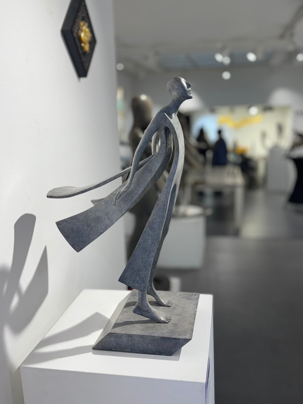 promise new contemporary sculpture of Isabel Miramonte bronze sculpture woman sculpture mother sculpture a woman in the wind in front of a sea Art Yi gallery Brussels art gallery Best Friends Ever twee meisjes sculptuur van Hedwige Leroux hedendaagse bronzen sculptuur danseres vrouw sculptuur twee meisjes zussen in een groene en blauwe jurk nemen samen een selfie met de telefoon