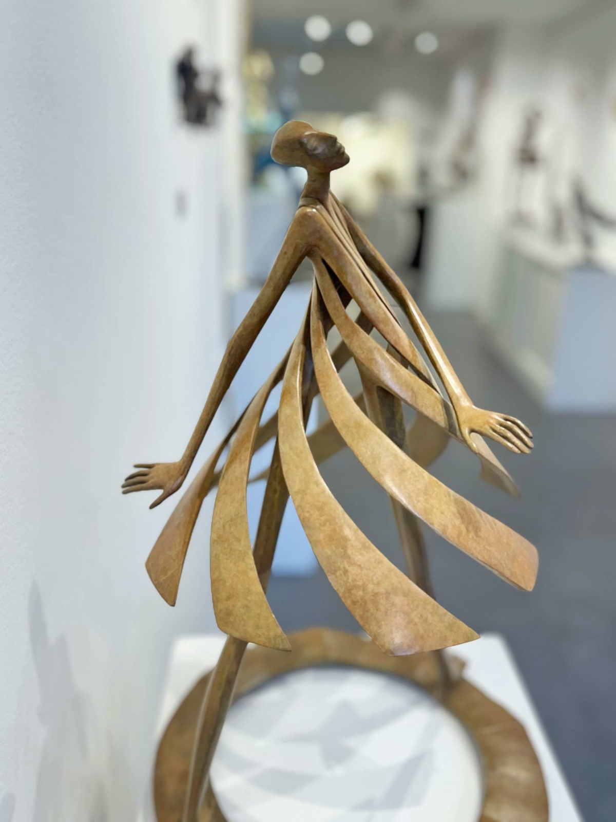 This new small sculpture “Primavera”, representing a spring dancer, is a contemporary abstract figurative bronze sculpture by Miramontes, exhibited at the Art Yi gallery in Brussels.