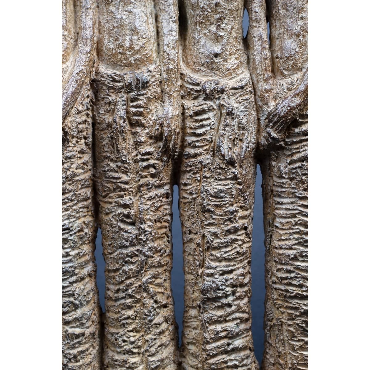 cinq jeunes femmes sculpture de girafe jolies girafes debout en robe sophie verger sculpture contemporaine d'animal en bronze art de bureau décoration art yi galerie d'art de bruxelles