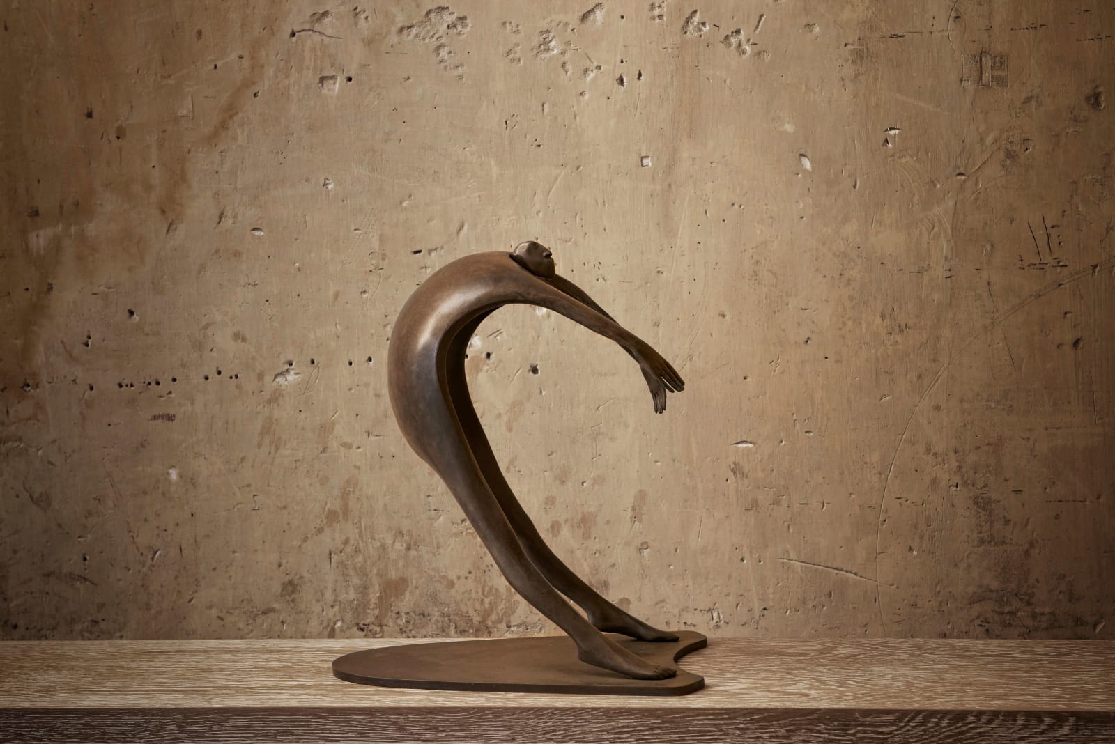 Isabel miramontes sculpture contemporaine en bronze art abstrait sculpture décoration design minimalisme un homme volant ou se dirigeant vers le ciel par une coup de vent