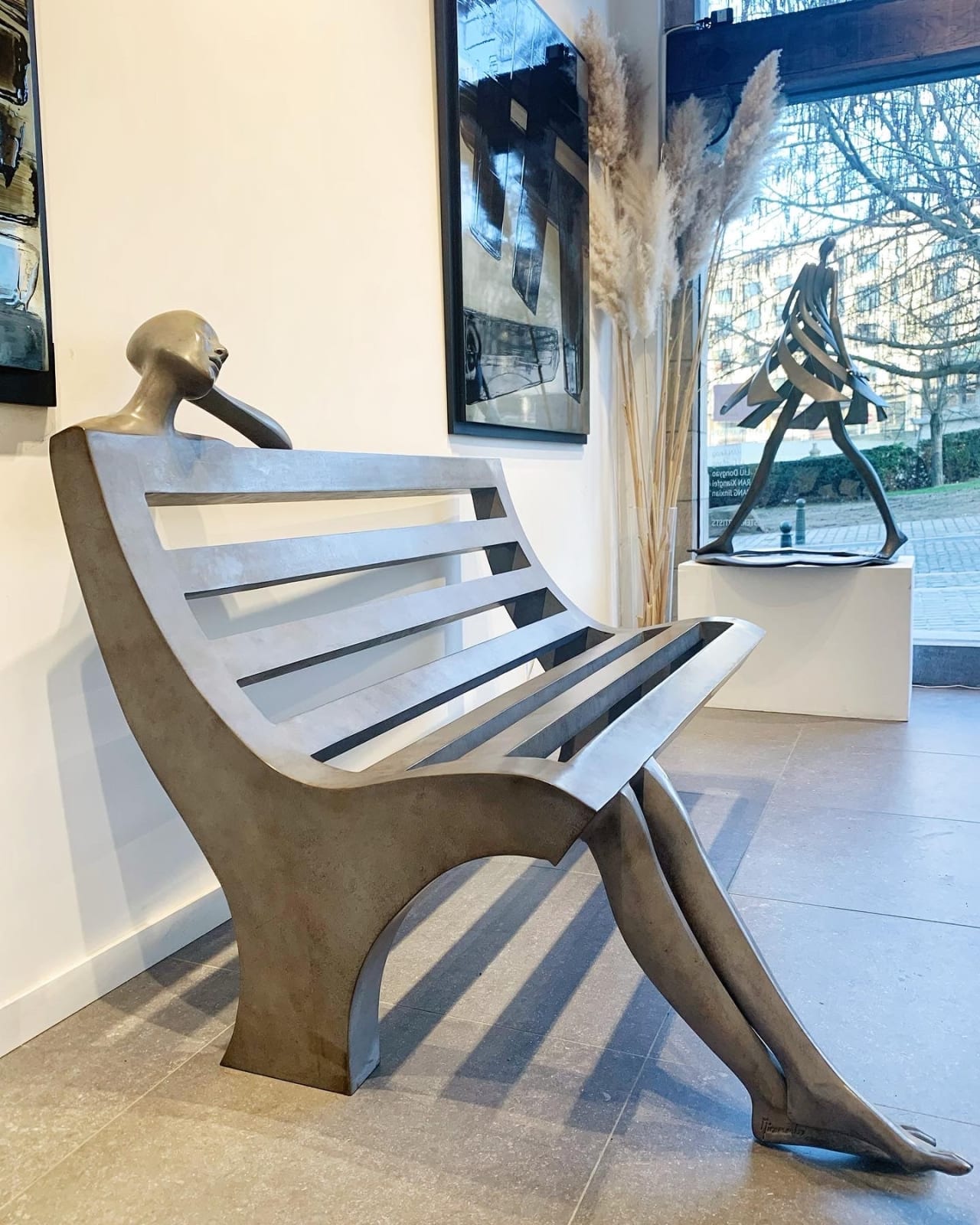 Daydream bankstoel abstract eigentijds brons tuinbeeld monumentaal beeldhouwwerk isabel miramontes tuindecoratie ontwerp zwembad stoel kunst yi galerij brussel