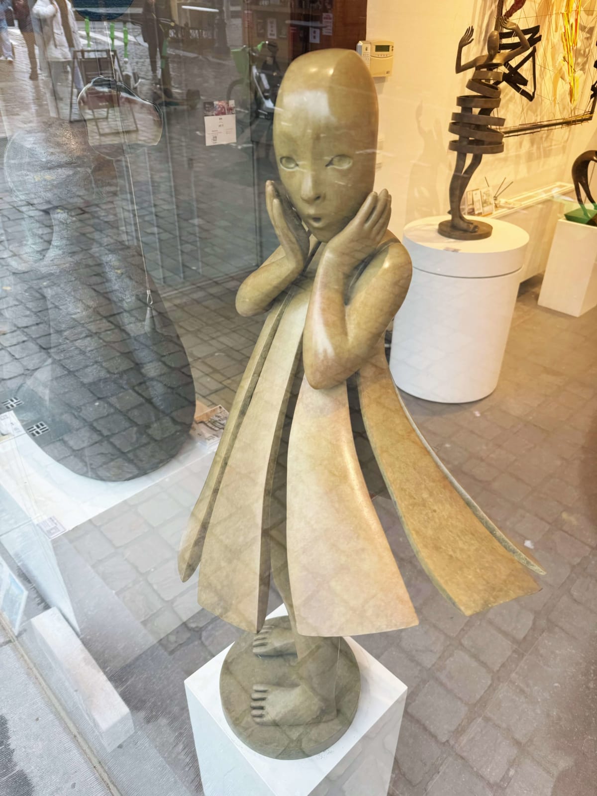 Engel geht vorbei Isabel Miramontes Skulptur eines tanzenden Mädchens monumentale Skulptur Gartenskulptur zeitgenössische Bronzeskulptur ein schönes Mädchen überrascht, dass ihr Kleid vom Wind verweht wird Art Yi Galerie Brüsseler Kunstgalerie