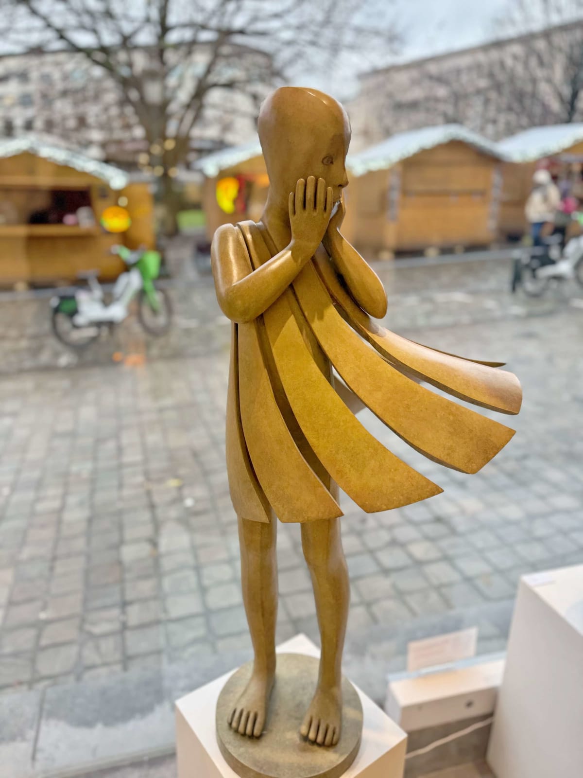 Engel passeert Isabel Miramontes dansend meisje sculptuur monumentale sculptuur tuinsculptuur hedendaagse bronzen sculptuur een mooi meisje verrast door haar jurk die door de wind wordt opgeblazen Art Yi-galerij Kunstgalerij Brussel