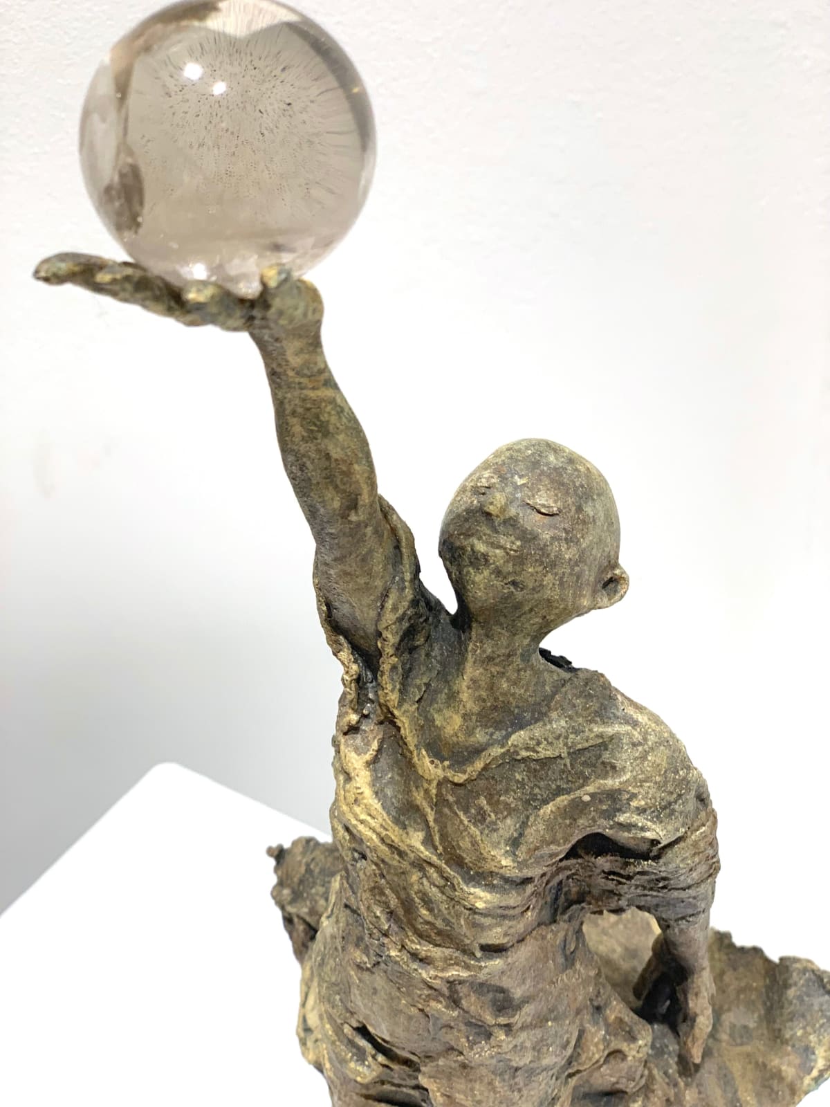 Visionnaire lieven d'haese sculpture contemporaine en bronze un garçon tenant une boule de cristal sculpture de l'imagination Art Yi enfant sculpture rêve d'enfance galerie d'art à bruxelles