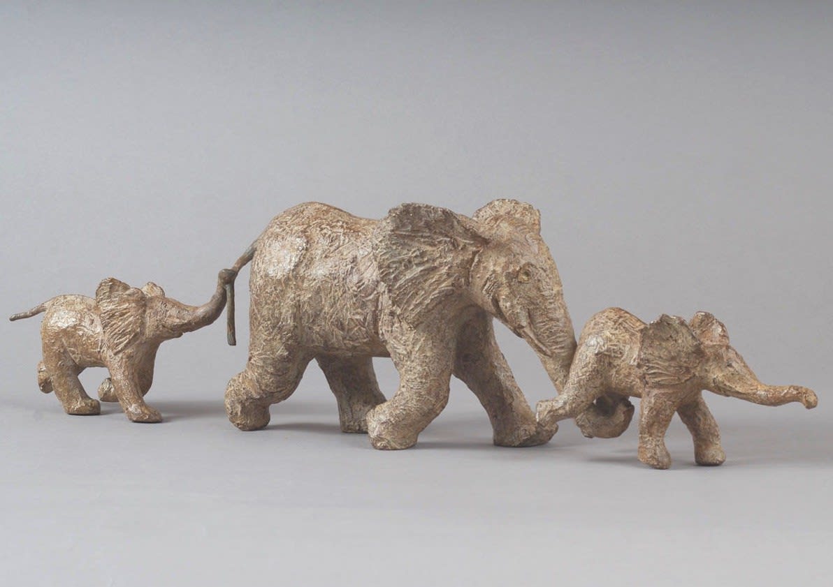 Op de savanne olifant sculptuur olifant familie sculptuur van Sophie Verger bronzen sculptuur dieren sculptuur hedendaagse sculptuur kunst een familie van olifanten die samen vooruit lopen allemaal in geluk Art Yi galerie Brusselse kunstgalerie