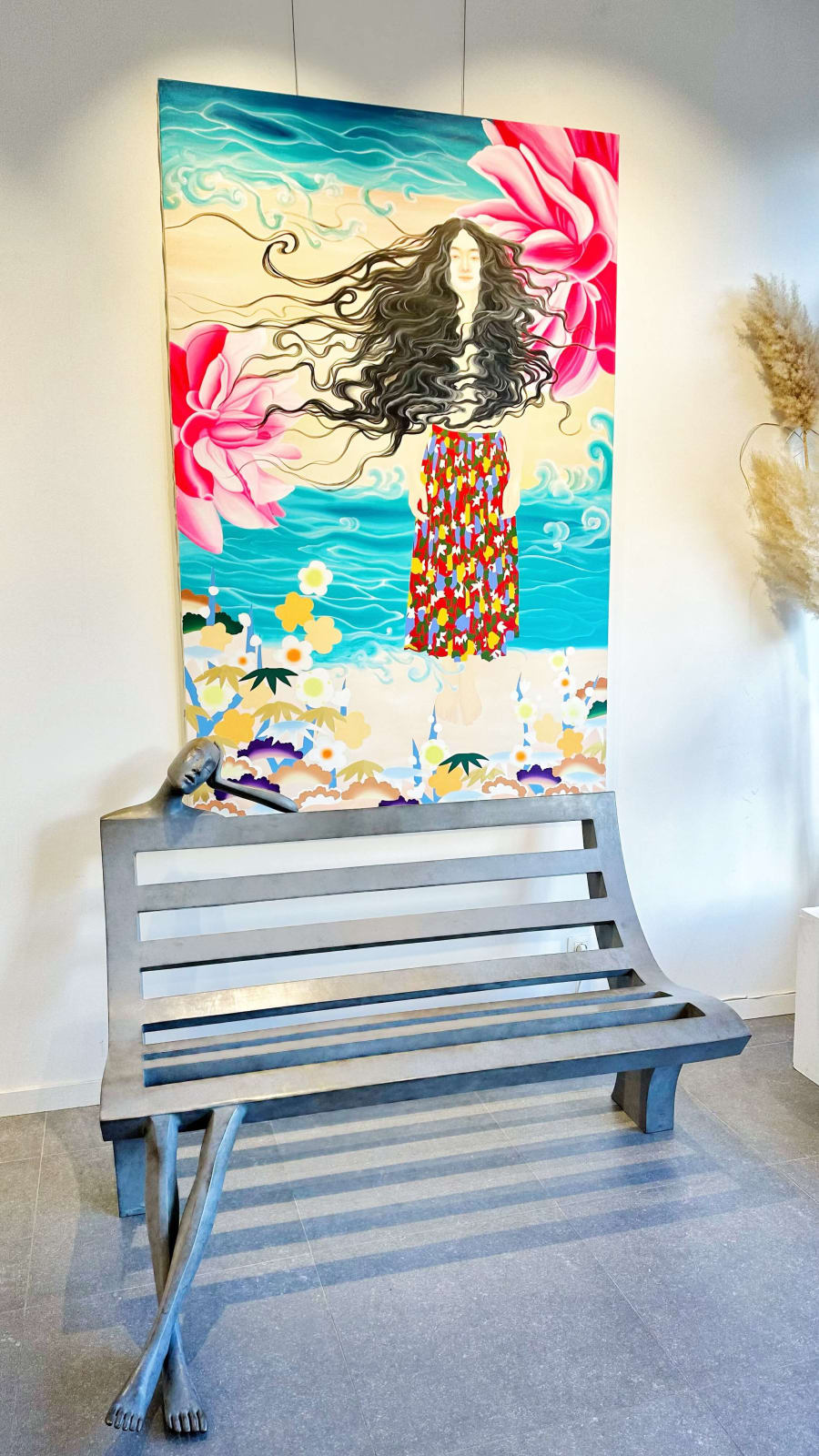 pei wang jojo chinees hedendaagse schilderkunst kleurrijk acrylverf japanse mythe vrouw man aan zee en bloem interieurontwerper hedendaagse beeldhouwkunst tuinstoel beeldhouwkunst Isabel Miramontes