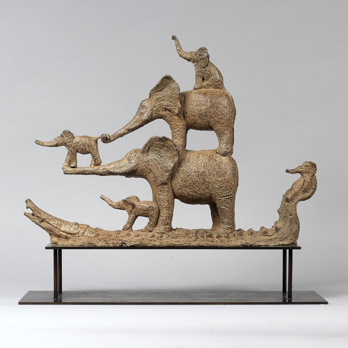 le bateau sacré famille d'éléphants heureux parent et bébés sur le bateau de crocodile sculpture contemporaine en bronze jardin design d'intérieur galerie d'art sophie verger bruxelles