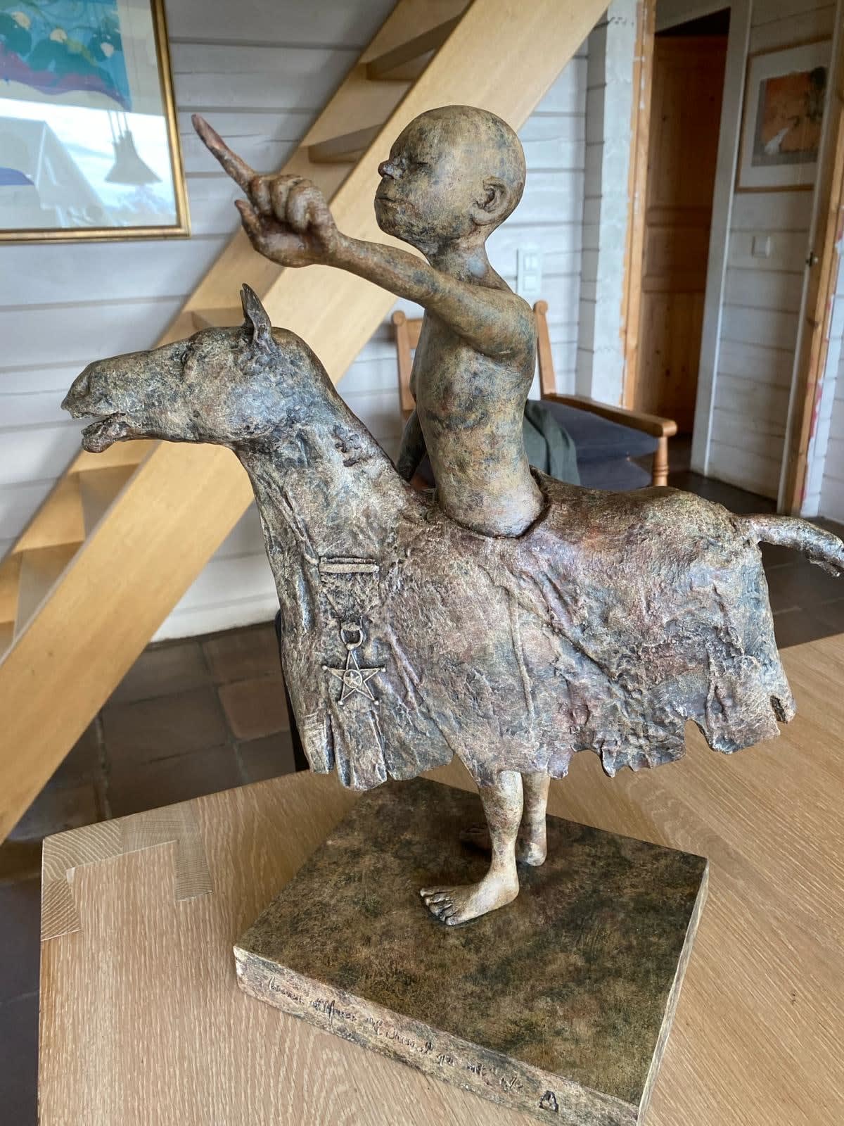 het paard sui lacht lieven d'haese bronzen sculptuur jongenssculptuur op paard hedendaagse riddersculptuur droom Afrikaanse sculptuur interieurontwerp Art Yi-galerij Kunstgalerij Brussel