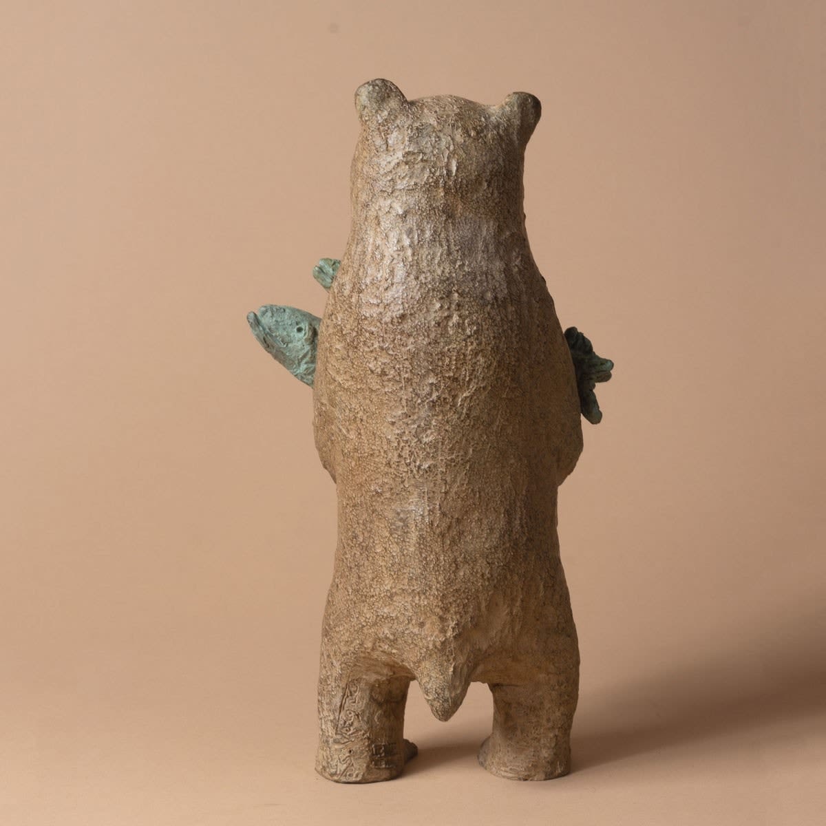 Een beer met drie vissen Sophie Verger lieflijk beerbeeld dierenbeeld bronzen beeld een kleine bruine beer is zo blij om zijn drie vissen te dragen Art Yi-galerij Kunstgalerij Brussel