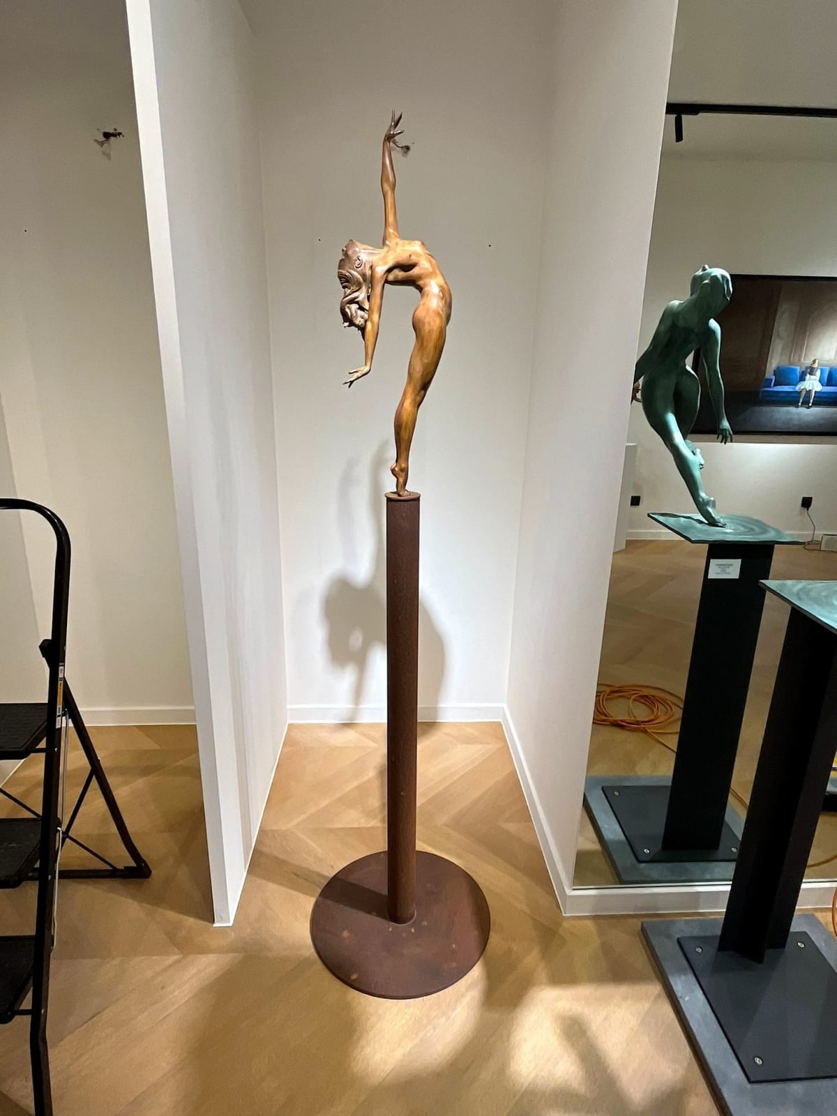 Tu m'épelles Marc de Corte sculpture femme dansante sculpture danse sculpture fille sculpture femme nue sculpture de jardin sculpture bronze sculpture contemporaine Galerie Art Yi Galerie d'art de Bruxelles