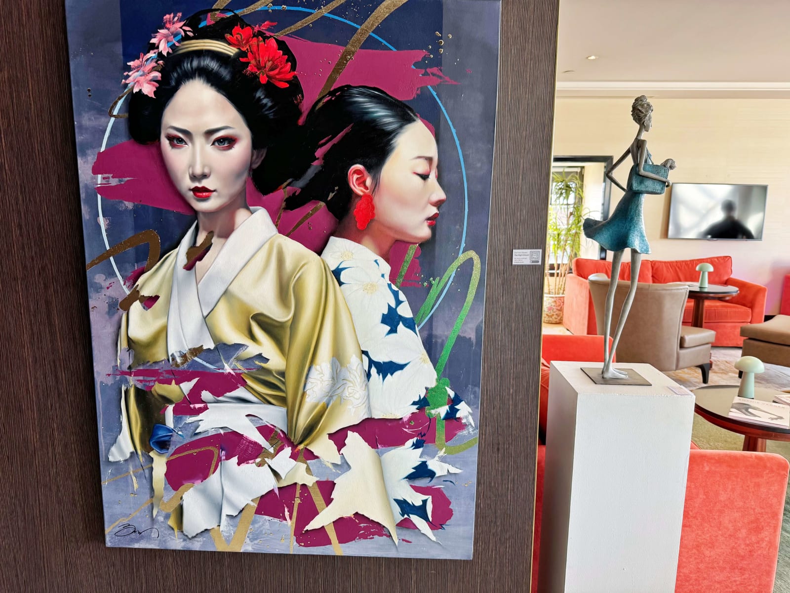 Cinquième avenue sculpture femme contemporaine Hedwige Leroux une jeune fille sous une robe bleue soufflant au vent tout en portant un petit chien dans son sac sculpture en bronze Galerie Art Yi Galerie d'art de Bruxelles