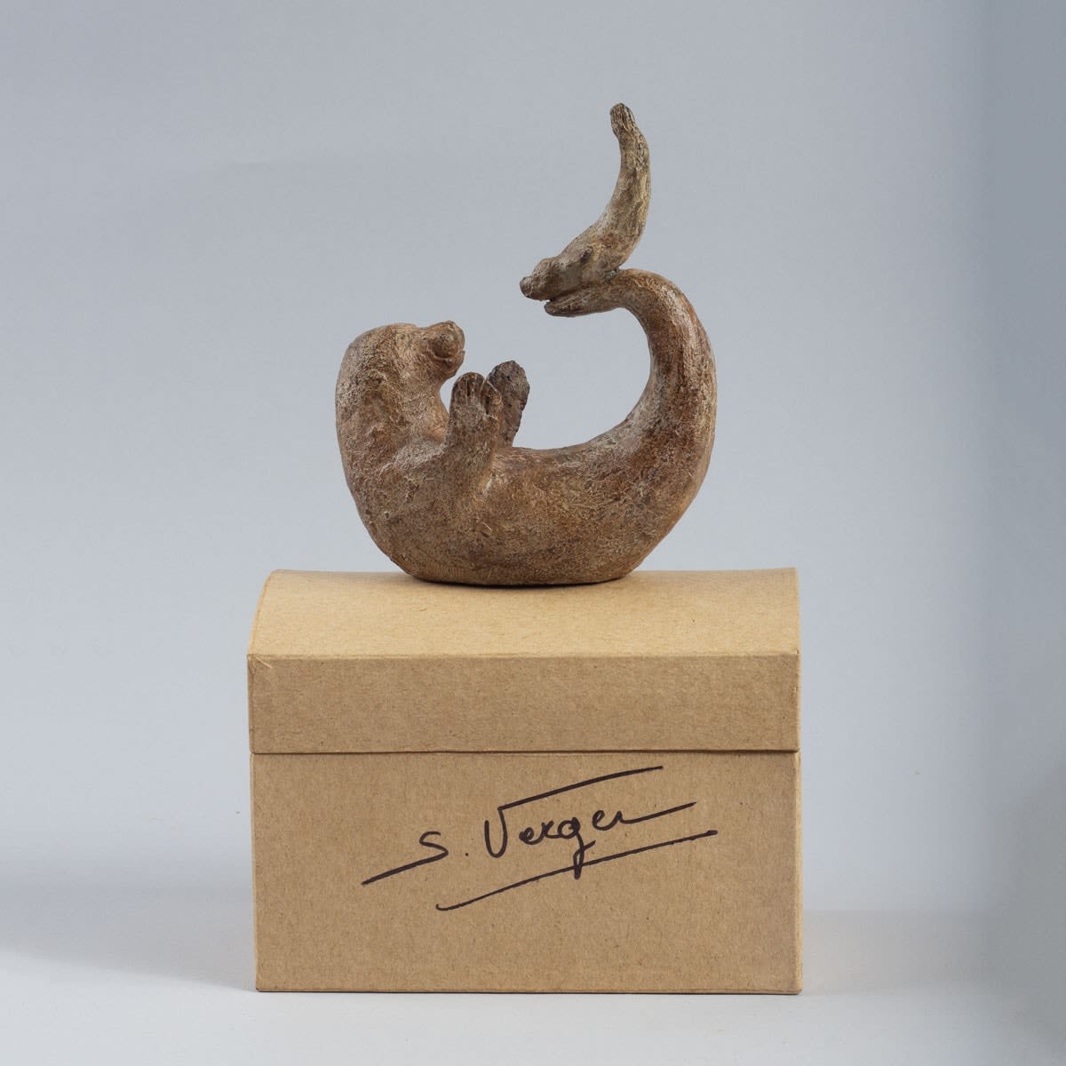 Seal and her baby seal sculpture, marine animal sculpture by Sophie Verger, bronze sculpture, contemporary sculpture, family of seals playing together, art decoration, at Art Yi art gallery in Brussels