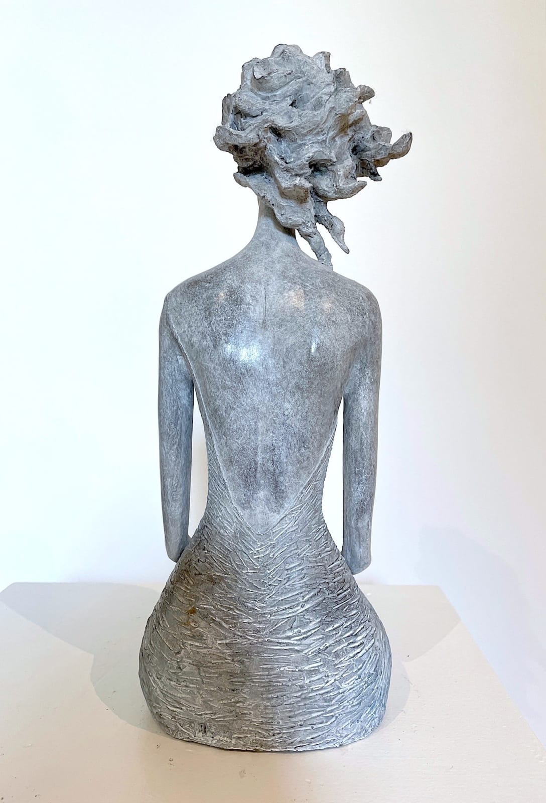 répondez-moi hedwige leroux sculpture contemporaine bronze art belle et fine femme regardant sur son smartphone et attendant une réponse art yi art gallery brussels
