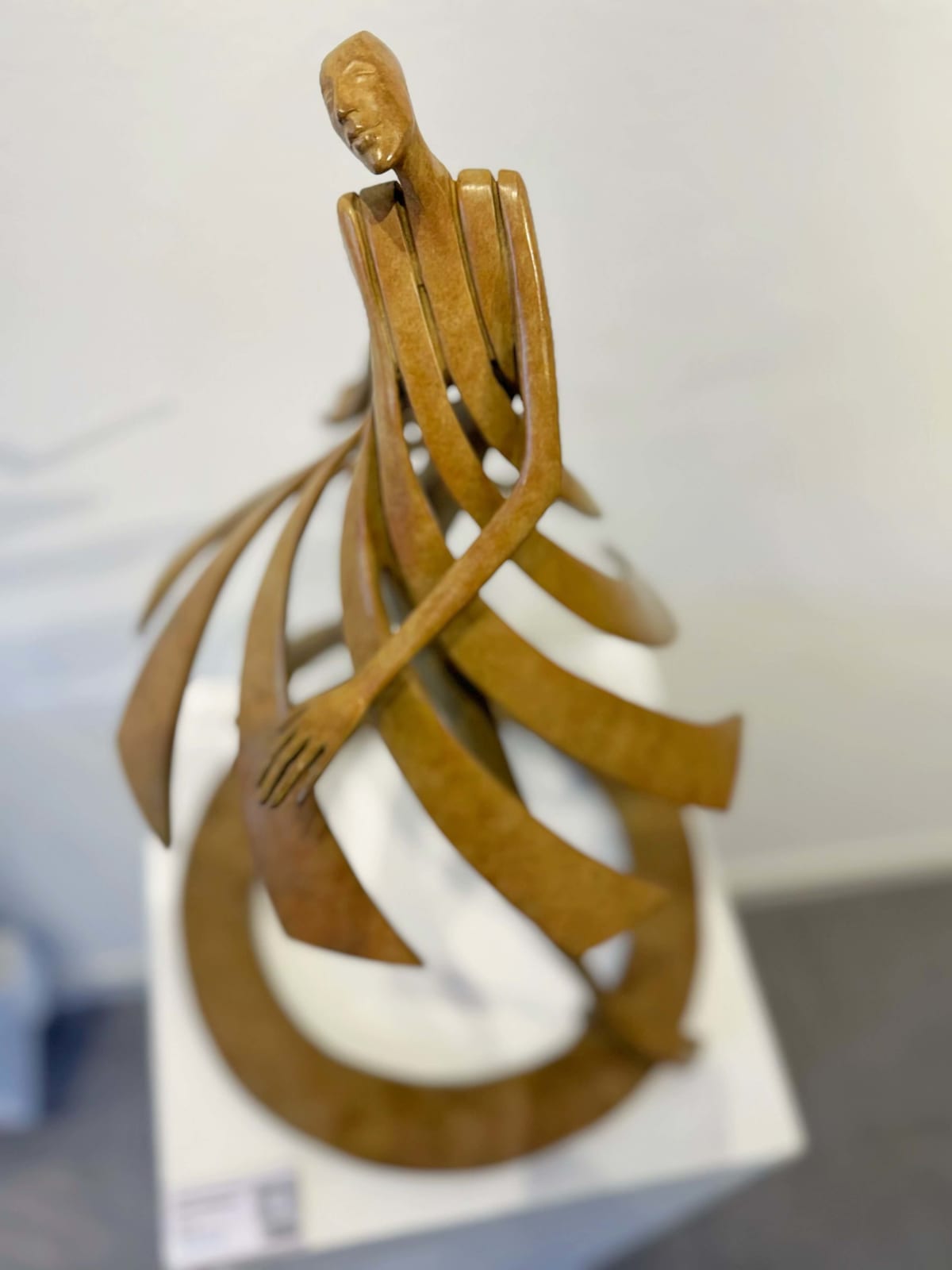 Cette nouvelle petite sculpture « Primavera », représentant une danseuse printanière, est une sculpture figurative abstraite contemporaine en bronze de Miramontes, exposée à la galerie Art Yi à Bruxelles.