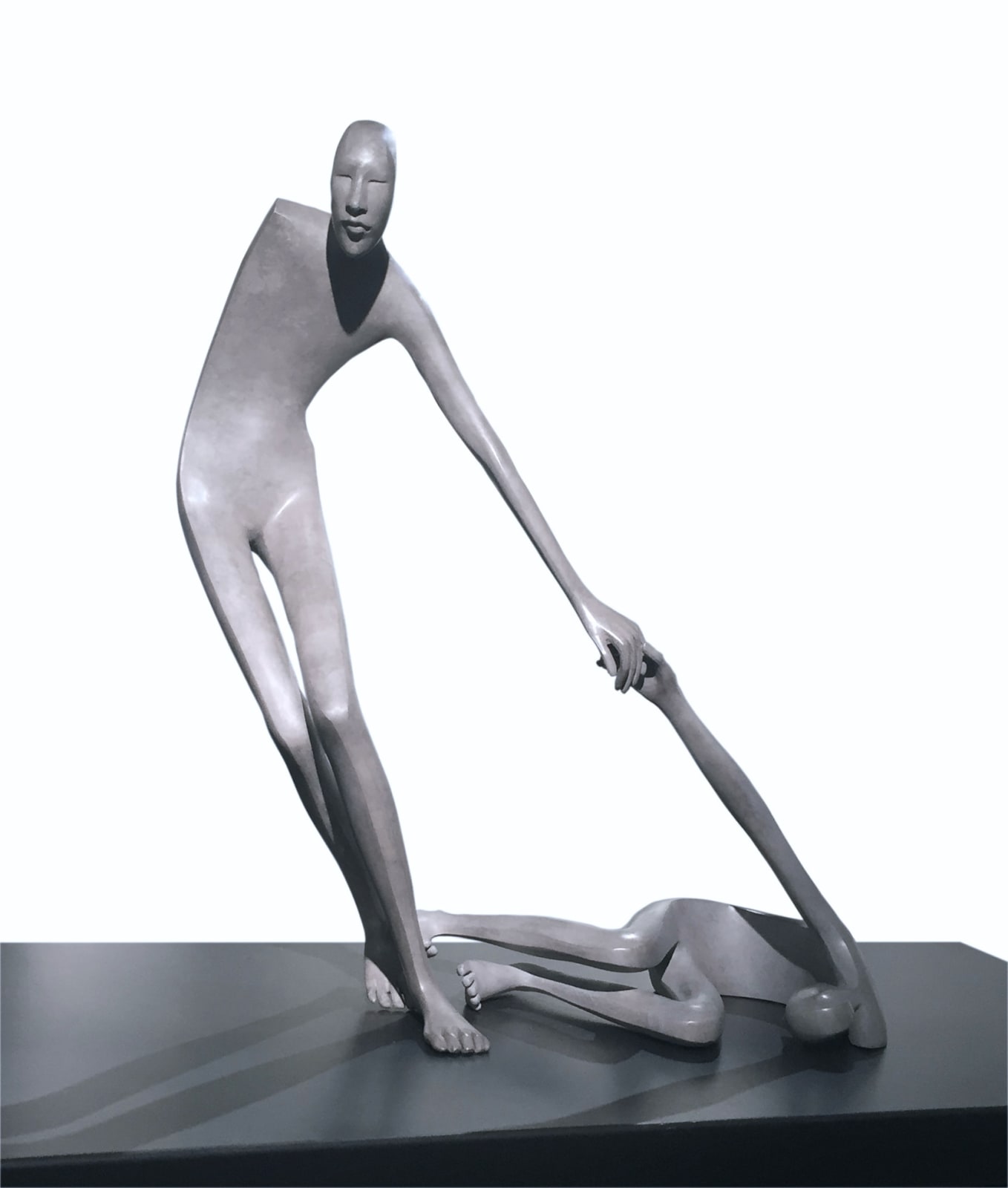 Isabel Miramontes hedendaagse bronzen sculptuur abstracte kunst sculptuur decoratie ontwerp een liefdespaar sculptuur houd elkaars handen vast voor kom op