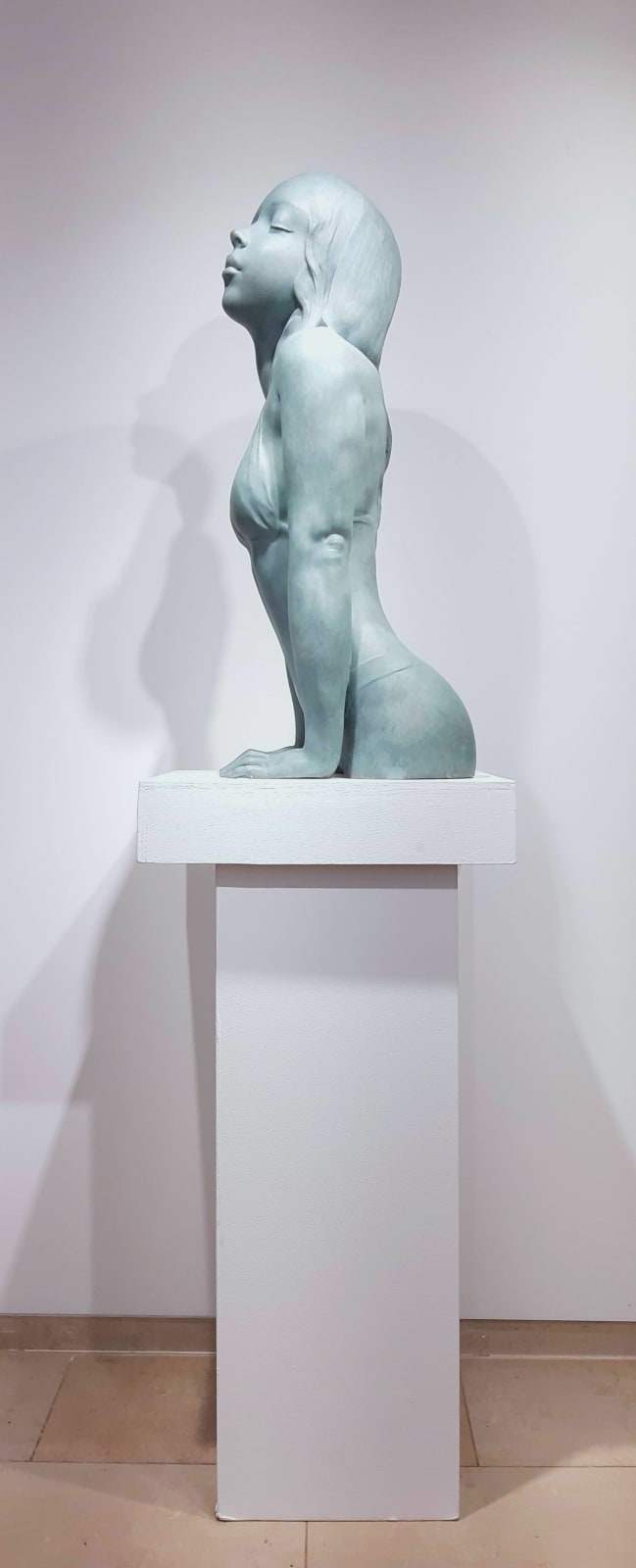 La façon dont je grandis Marc de Corte sculpture femme nageuse sculpture nageuse sculpture fille nageuse sculpture sculpture de jardin sculpture en bronze sculpture contemporaine Galerie Art Yi Galerie d'art de Bruxelles