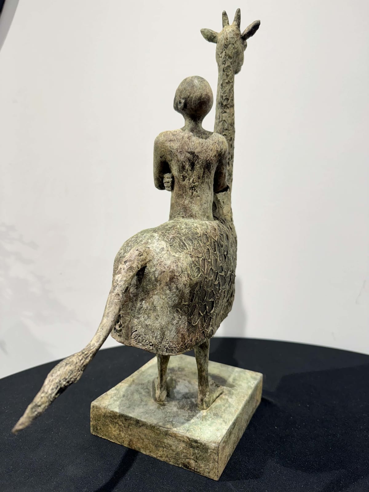 Sculpture girafe à deux pattes lieven D'haese sculpture contemporaine sculpture en bronze d'un petit garçon qui monte une girafe sculpture animalière sculpture enfant rêve enfance Galerie d'art Yi Galerie d'art de Bruxelles