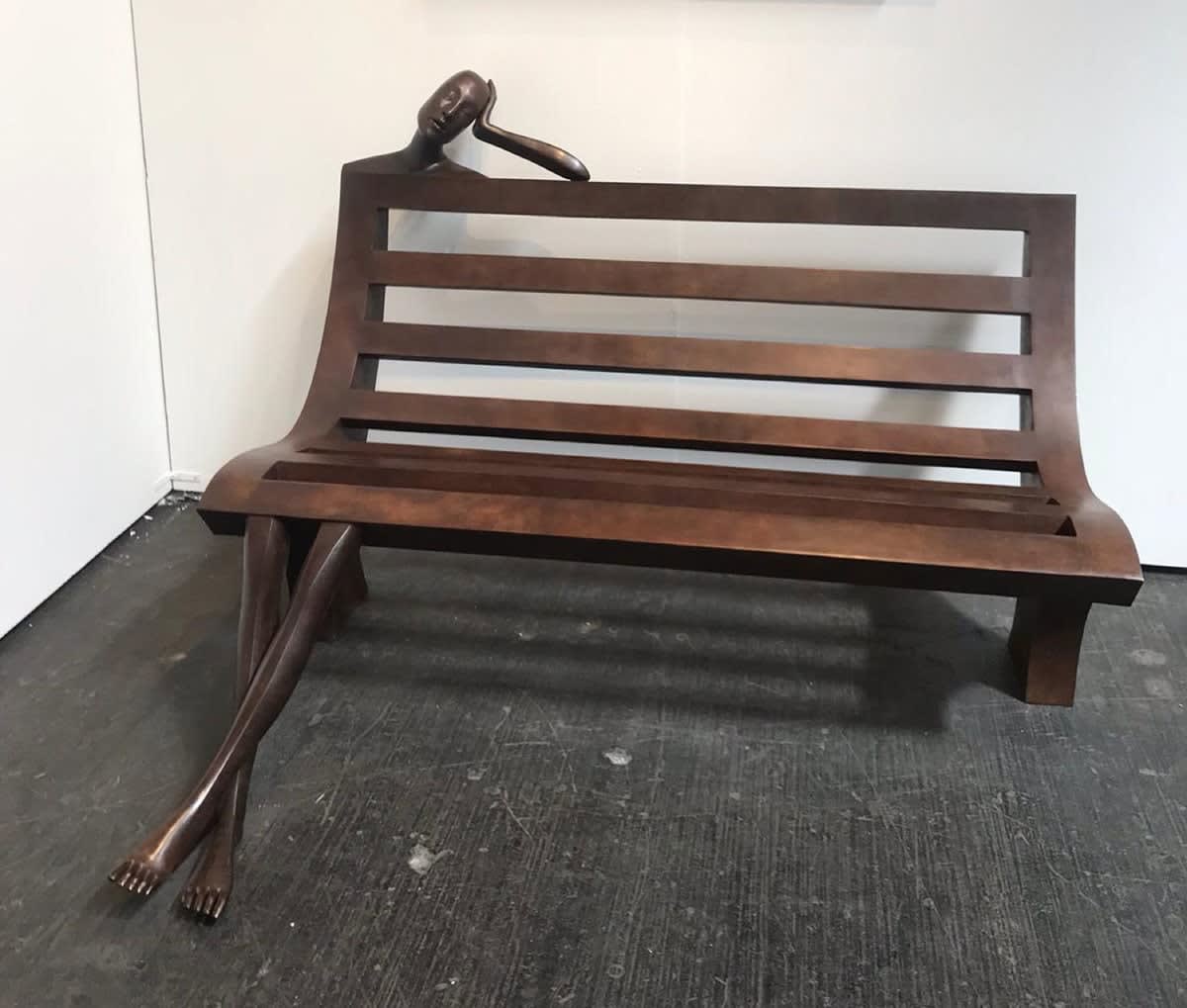 Daydream-Bankstuhl, abstrakt, zeitgenössische Bronze-Gartenskulptur, monumentale Skulptur, Isabel Miramontes, Gartendekoration, Design, Schwimmbadstuhl, Gartendesign, Gartenkunst ART YI Kunstgalerie Brüssel