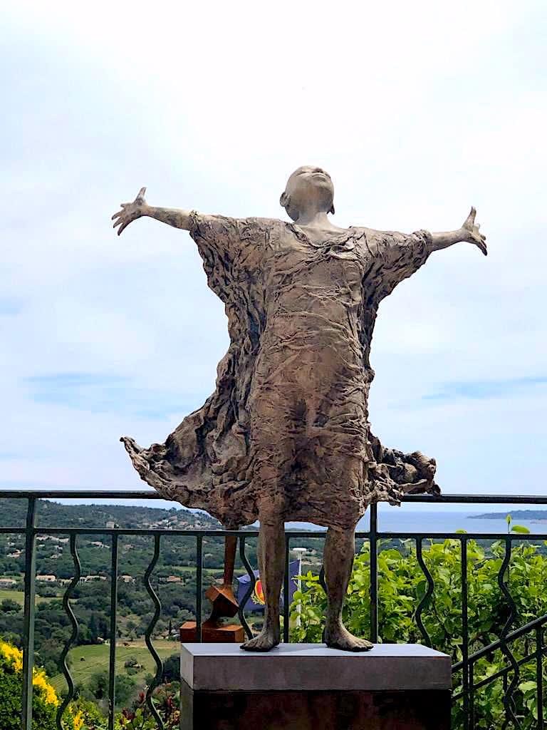 IIXV lieven d'haese hedendaags bronzen beeld een jongen die zijn arm opent tegen de wind om een nieuw avontuur te omarmen kindbeeldhouwwerk kinderdroombeeldhouwwerk tuinbeeld tuinkunstontwerp Art Yi kunstgalerie in brussel