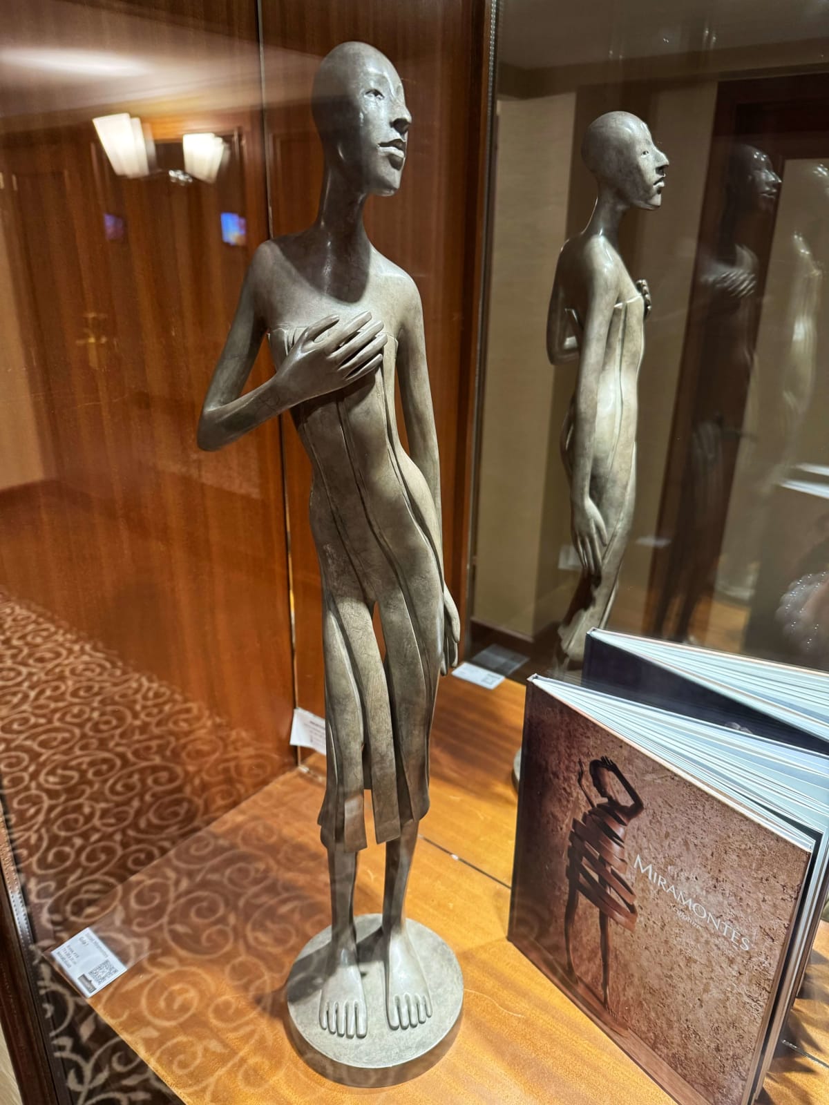 Callipyge woman sculpture of Isabel Miramontes contemporary sculpture bronze sculpture a beautiful woman in dress sculpture art sculpture collection Art Yi gallery Brussels art gallery