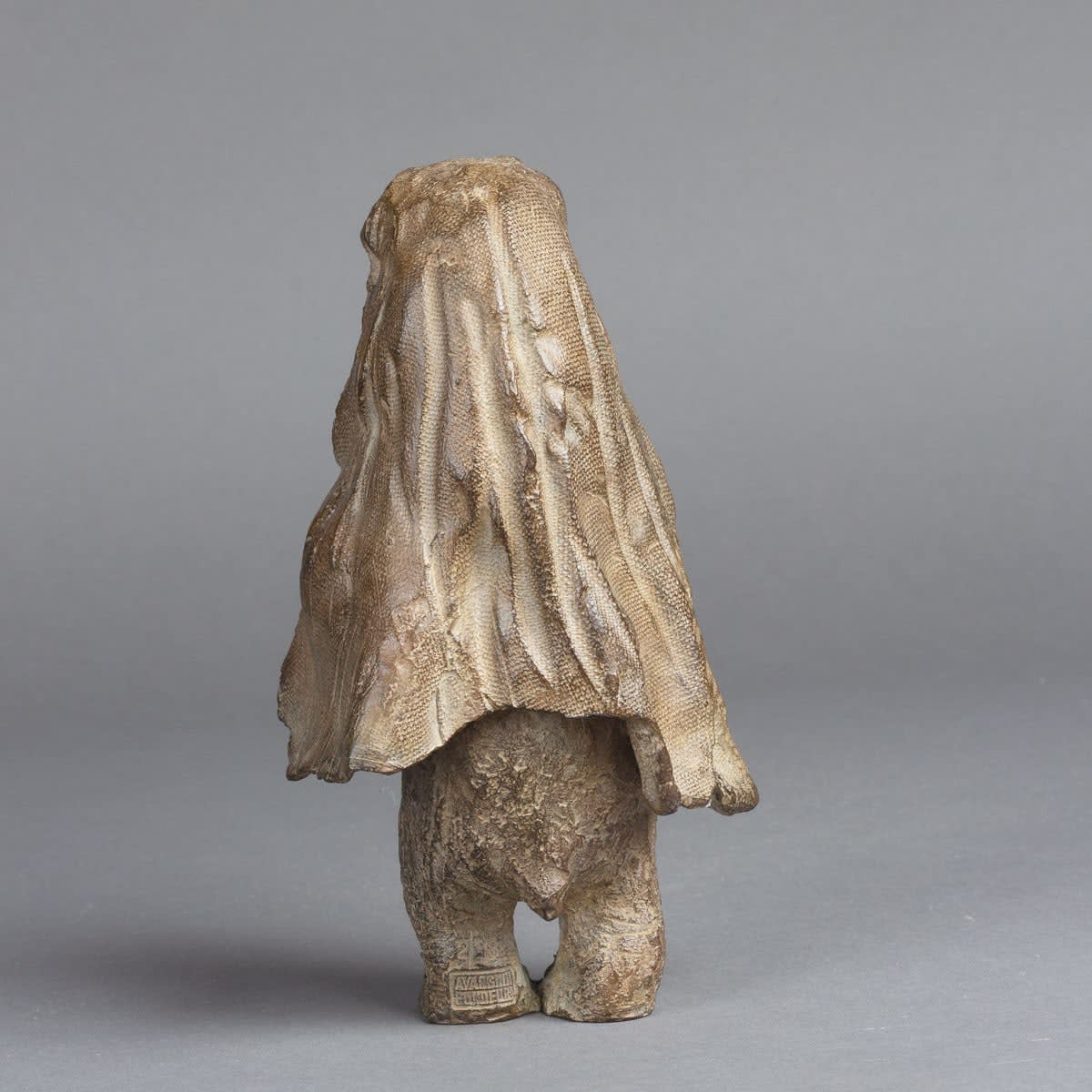 a l'abri mignon et adorable animal contemporain bronze ours bébé et parent sculpture sophie verger