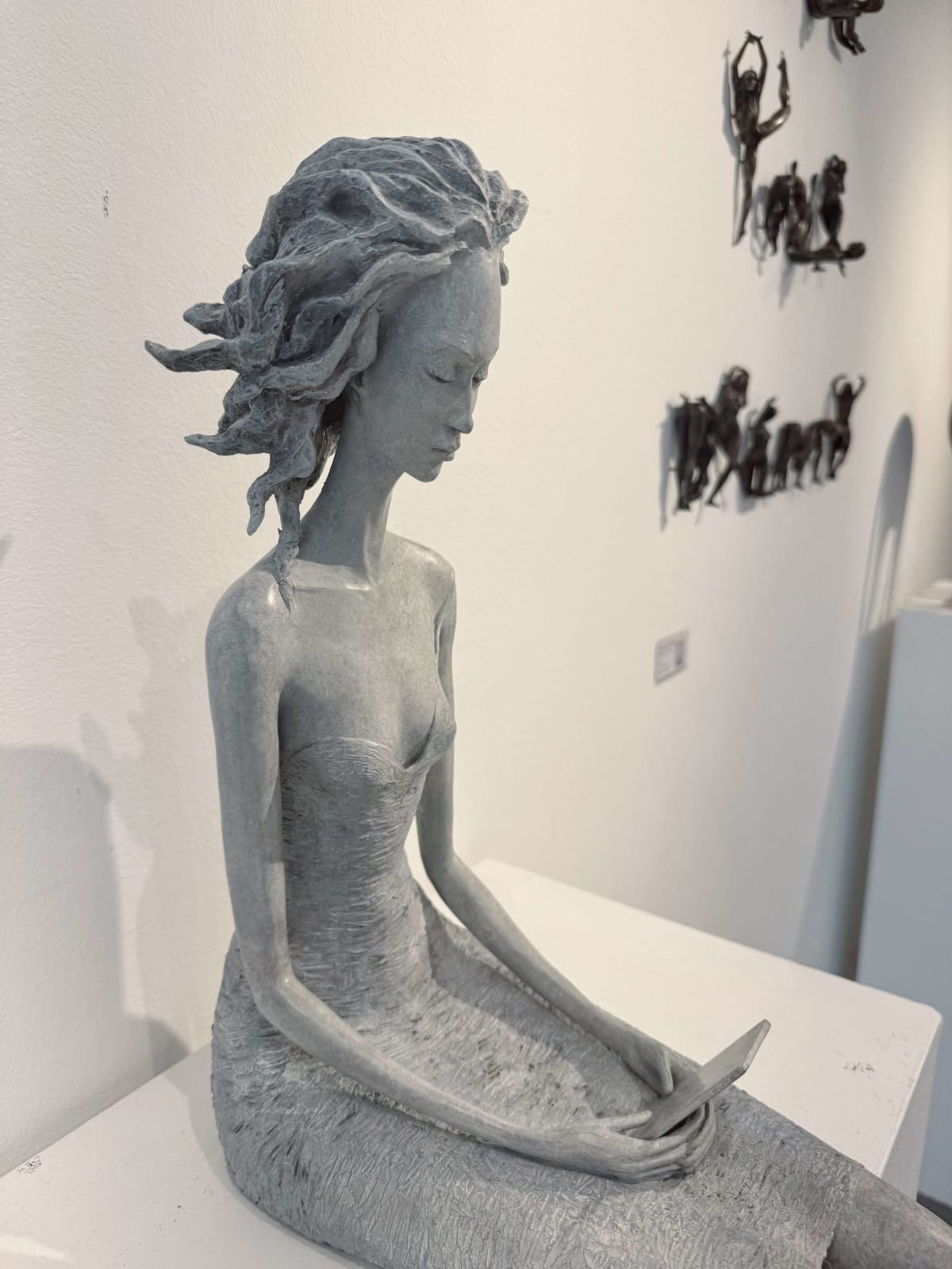 answer me hedwige leroux contemporary sculpture bronze art beautiful and fine woman watching on her smartphone and waiting for a reply art yi art gallery brussels
