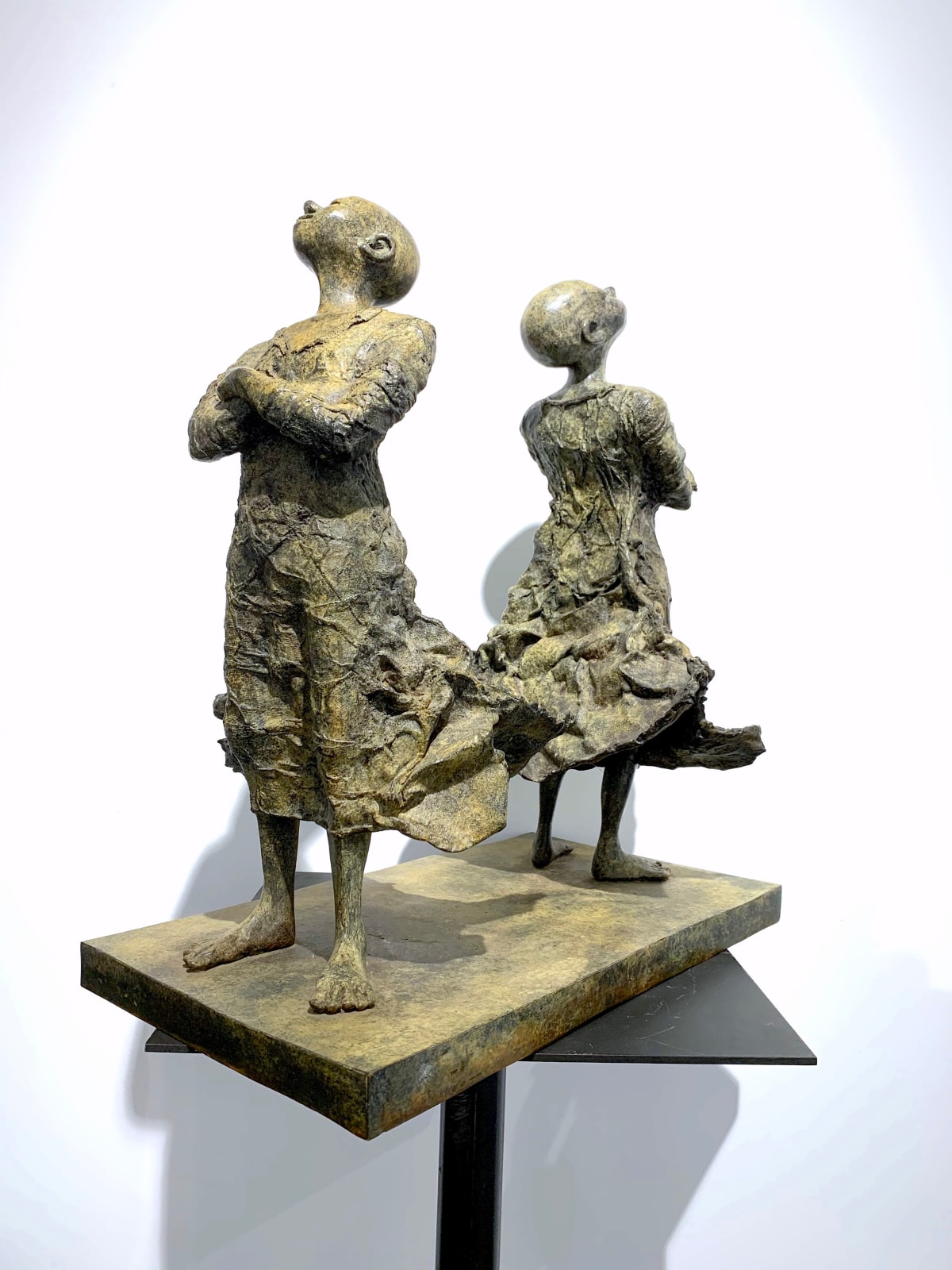 cirkel lieven d'haese hedendaagse bronzen sculptuur van twee jongens staand in de wind kindersculptuur kinderdroom Art Yi kunstgalerie in brussel