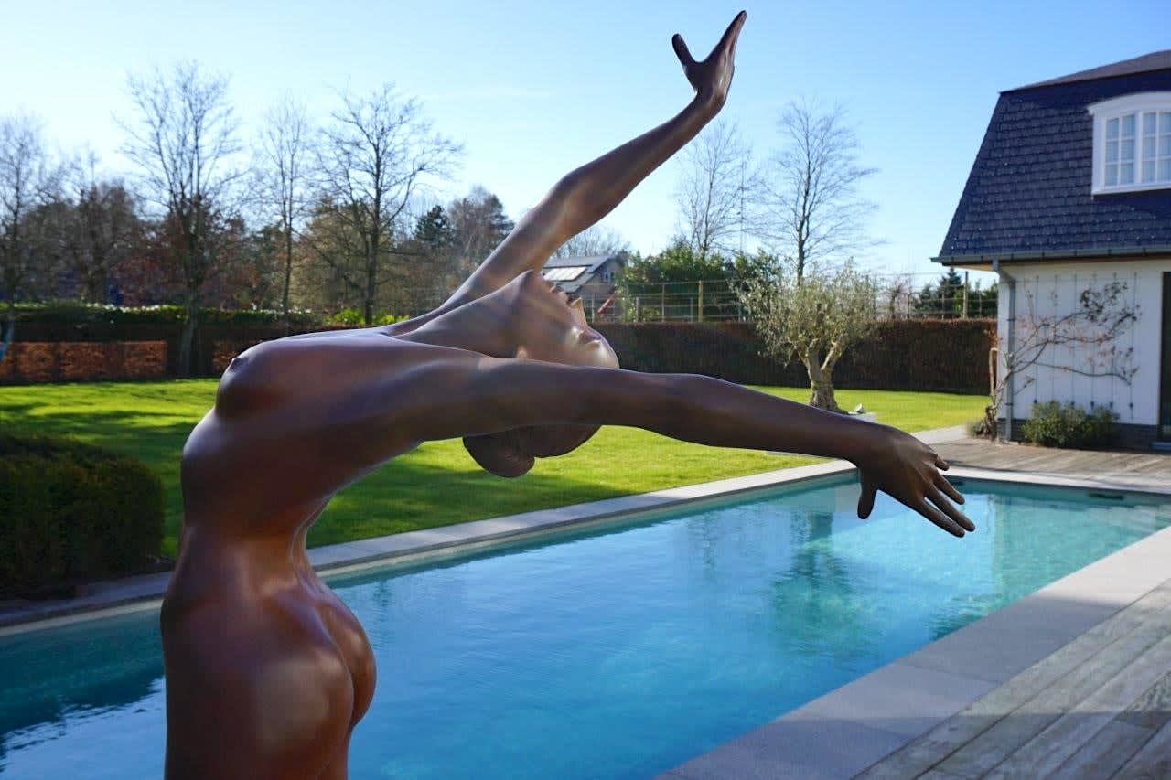 Schud het allemaal van je af Marc de Corte dansende vrouw sculptuur danssculptuur meisje sculptuur tuinsculptuur bronzen sculptuur hedendaagse sculptuur Art Yi-galerij Kunstgalerij Brussel