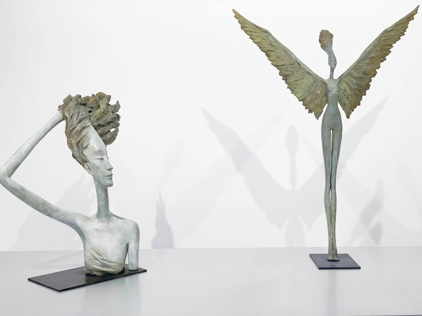 Coup de vent hedwige leroux ailée sculpture contemporaine bronze art belle et fine femme nue ou ange aux ailes volantes art yi art gallery bruxelles