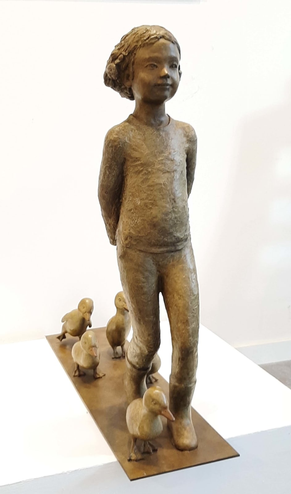 Sylvie Gaudissart ducklings child sculpture sylvie debray Gaudissart contemporary bronze animal sculpture a cute girl following by a group of lovely ducks belgian brussels art gallery art yi