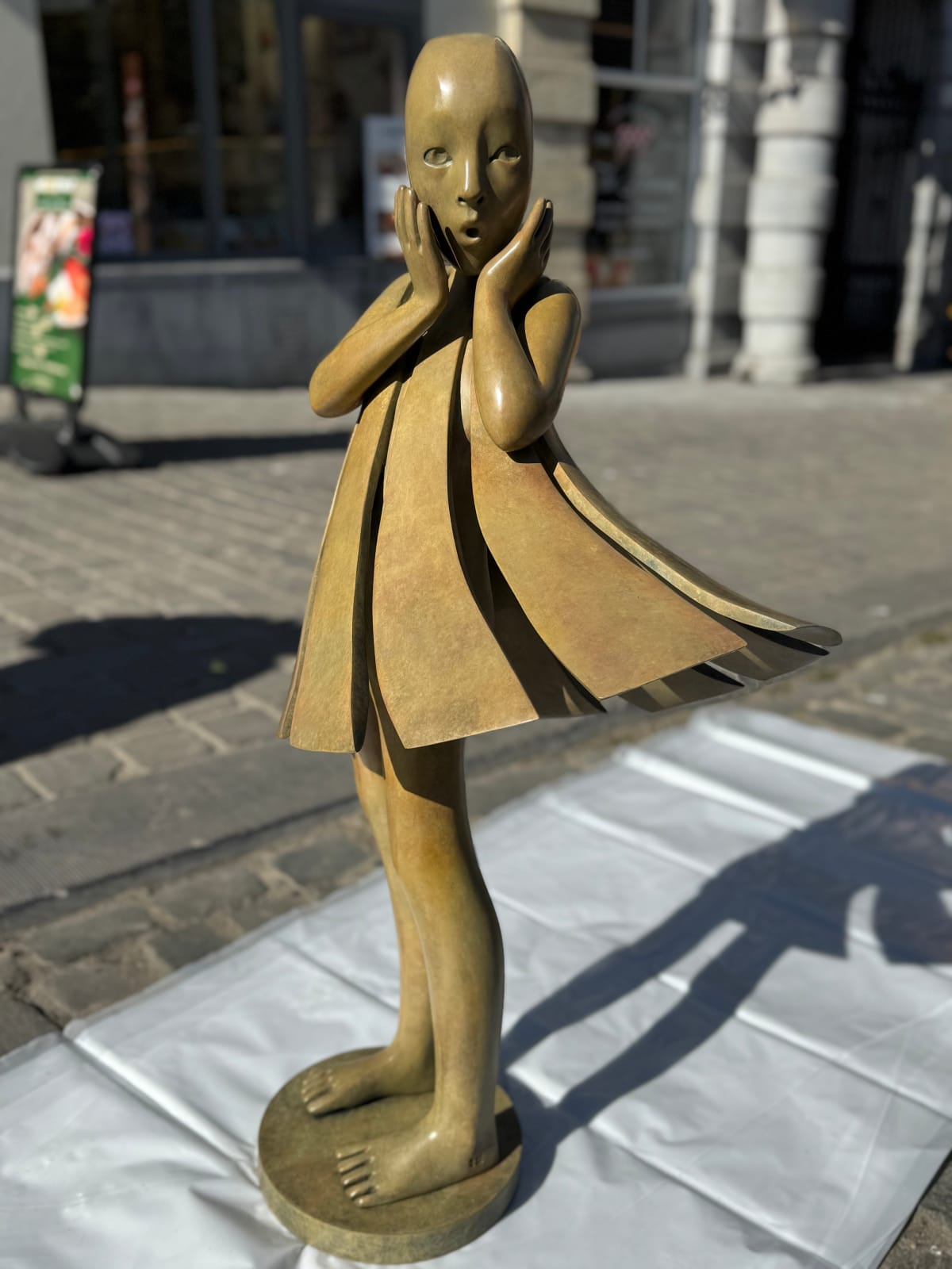 Ange passe Isabel Miramontes sculpture de danseuse sculpture monumentale sculpture de jardin sculpture contemporaine en bronze une belle fille surprise de sa robe soufflée par le vent Galerie Art Yi Galerie d'art de Bruxelles