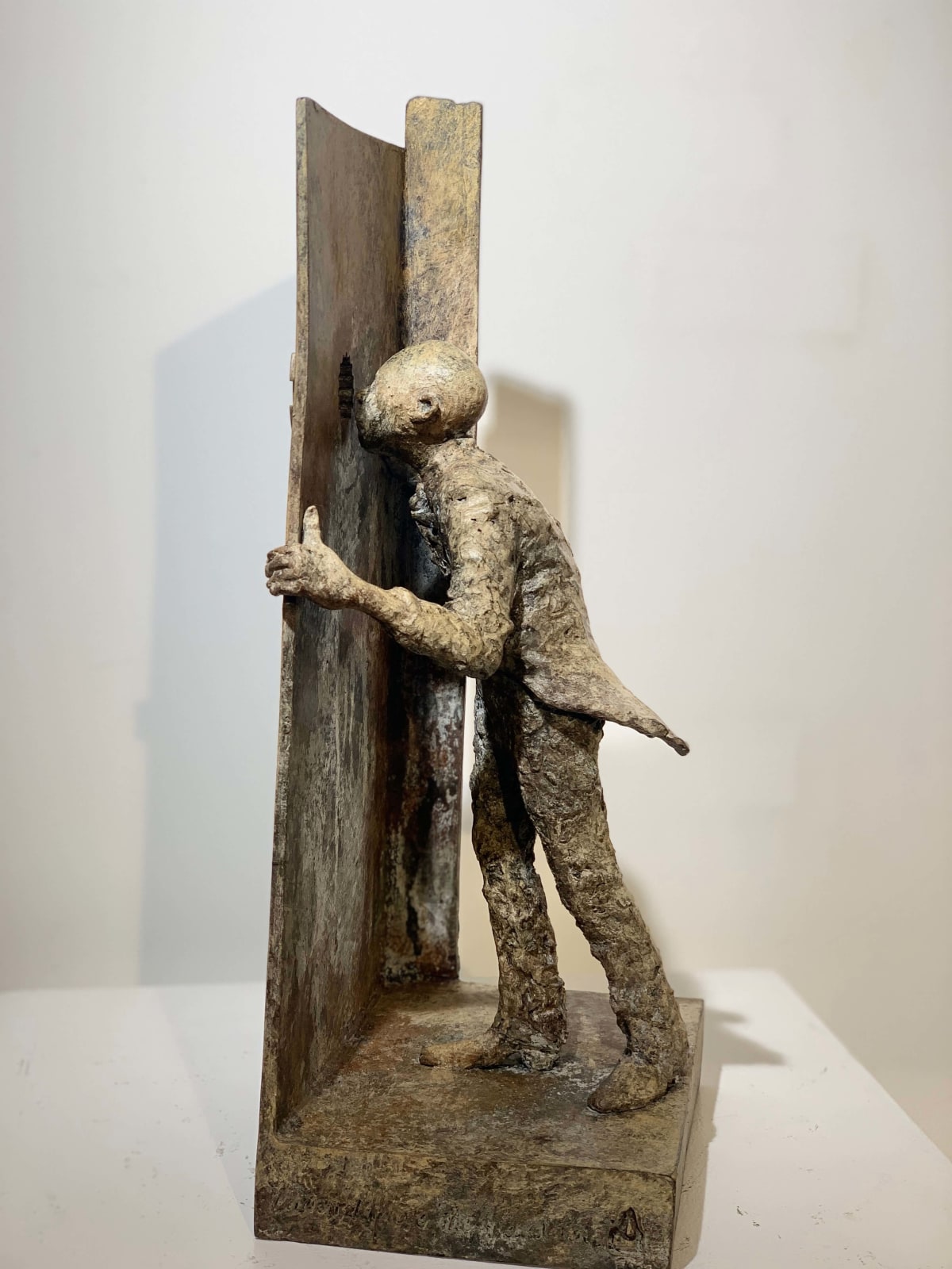 het Bijzondere gat lieven d'haese hedendaagse bronzen sculptuur kunstjongen kijkt door een klein gaatje naar de toekomst Art Yi-galerij Kunstgalerij Brussel