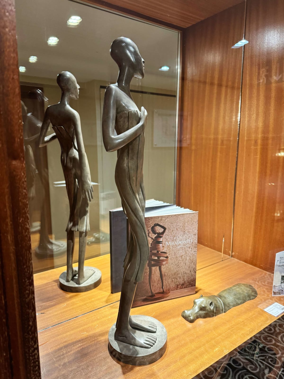 Callipyge vrouw sculptuur van Isabel Miramontes hedendaagse sculptuur bronzen sculptuur een mooie vrouw in jurk sculptuur kunst sculptuur collectie Art Yi galerij Brusselse kunstgalerij
