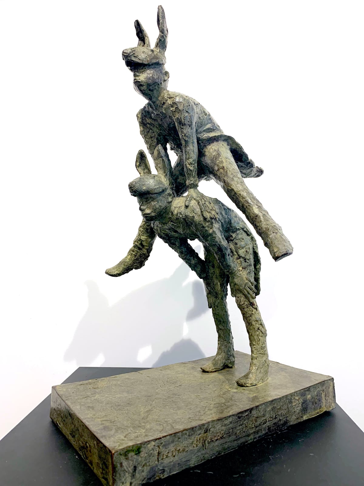 Bal masqué lieven d'haese contemporary bronze sculpture awo boys playing and jumping like rabbit sculpture Art Yi child sculpture childhood art gallery in brussels