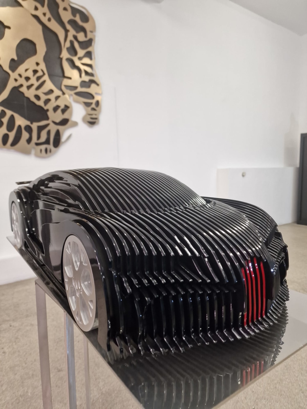 Sculpture de voiture de course de luxe noire Chirona Sculpture de voiture contemporaine Jean Paul Kala Galerie Art Yi Galerie d'art de Bruxelles