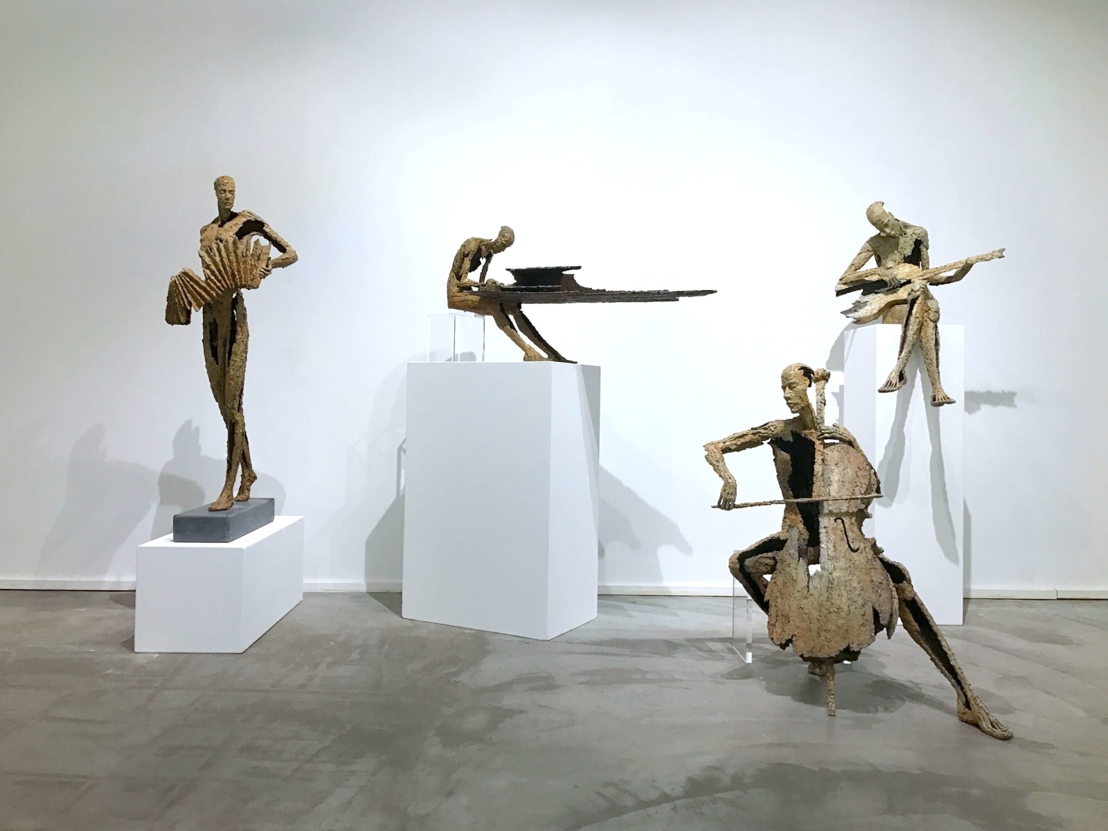 virtuose pianist concert musician bronze contemporary sculpture jacques van den abeele at art yi gallery brussels