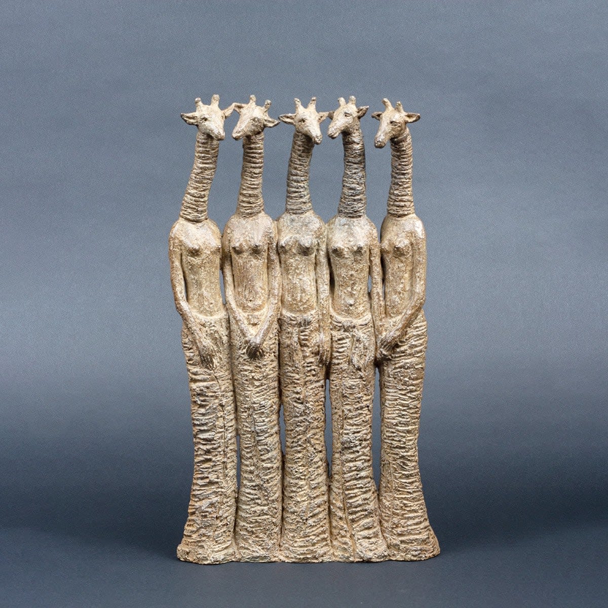 cinq jeunes femmes sculpture de girafe jolies girafes debout en robe sophie verger sculpture contemporaine d'animal en bronze art de bureau décoration art yi galerie d'art de bruxelles