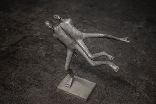 Isabel miramontes contemporary bronze sculpture abstract art a happy couple sculpture modus vivadis dancing and jumping for a celebration