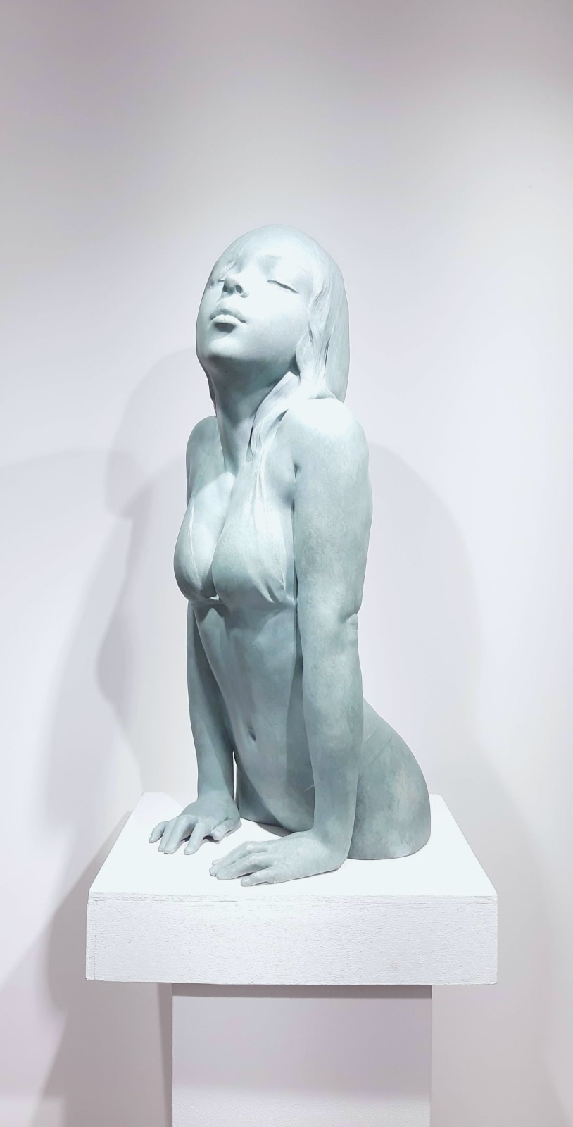 La façon dont je grandis Marc de Corte sculpture femme nageuse sculpture nageuse sculpture fille nageuse sculpture sculpture de jardin sculpture en bronze sculpture contemporaine Galerie Art Yi Galerie d'art de Bruxelles