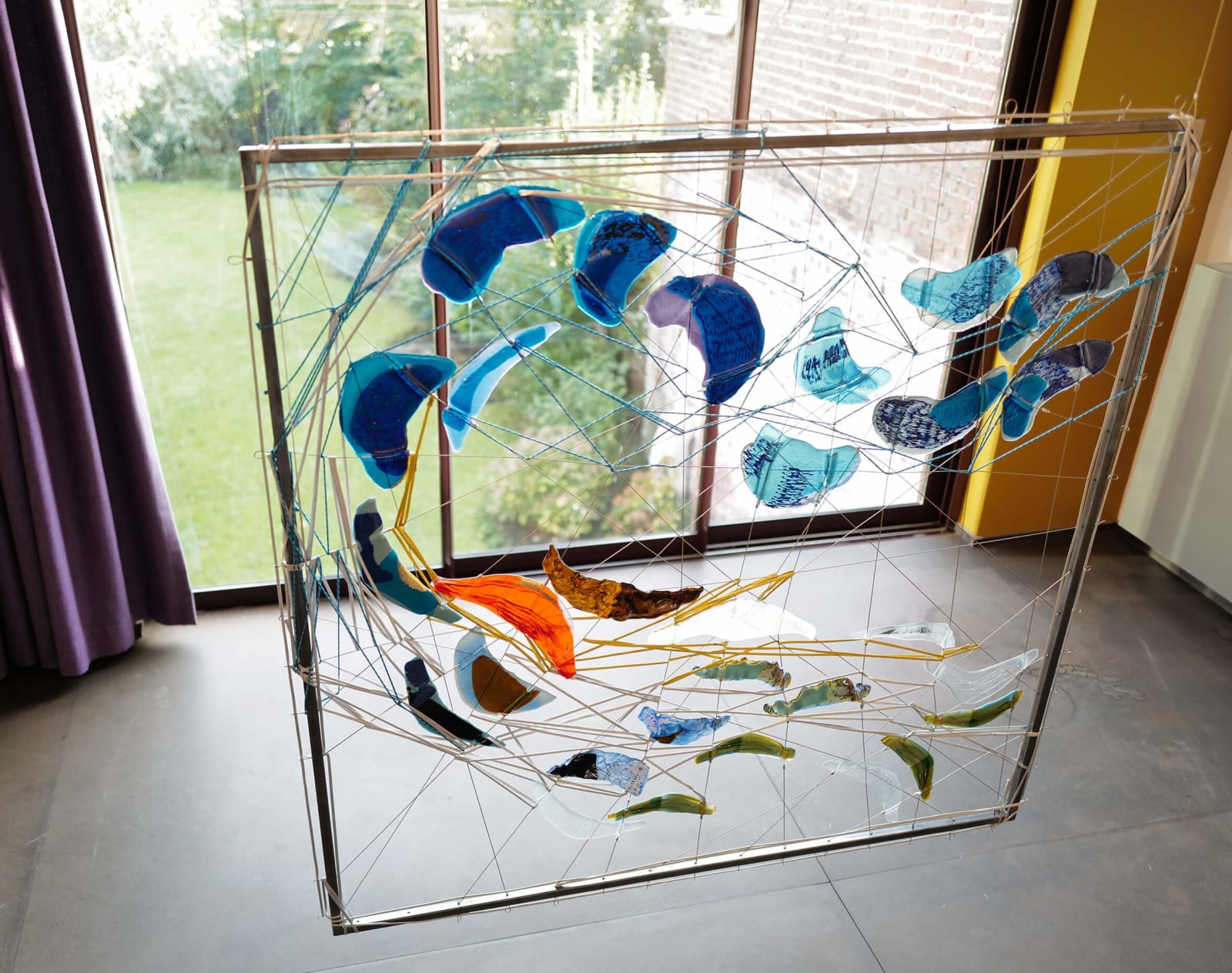 l'histoire de l'eau art contemporain installation murale art du verre techniques mixtes maison Fabienne Decornet design d'intérieur art abstrait poissons bleus nageant dans la mer Galerie Art Yi Galerie d'art de Bruxelles