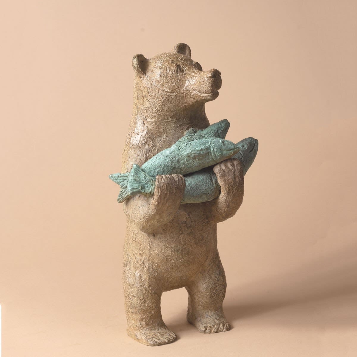 Ein Bär mit drei Fischen Sophie Verger schöne Bärenskulptur Tierskulptur Bronzeskulptur Ein kleiner Braunbär trägt so glücklich seine drei Fische Art Yi-Galerie Brüsseler Kunstgalerie