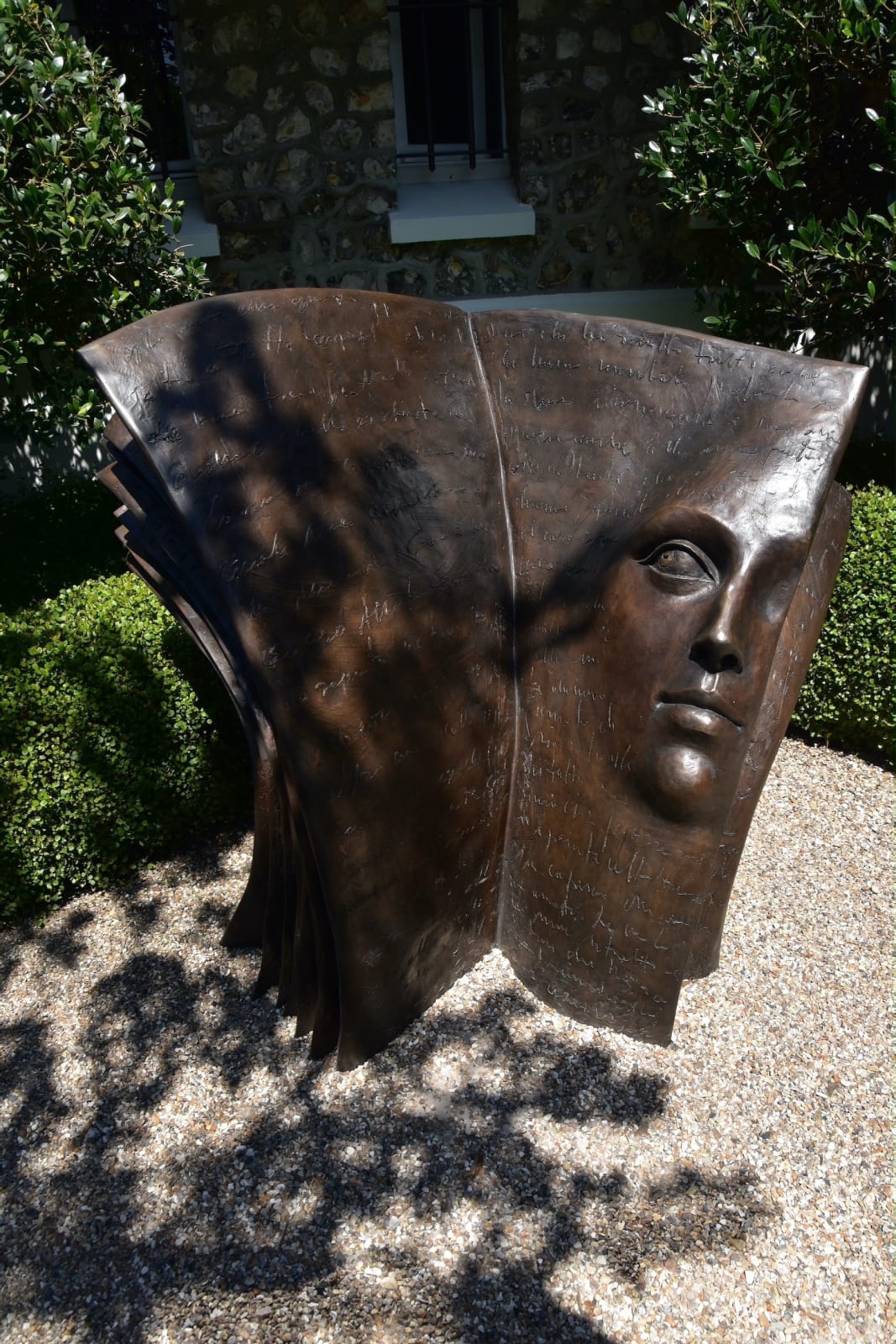 looking ahead contemporary bronze sculpture face sculpture book sculpture paola grizi italian sculpture garden sculpture art yi brussels art gallery