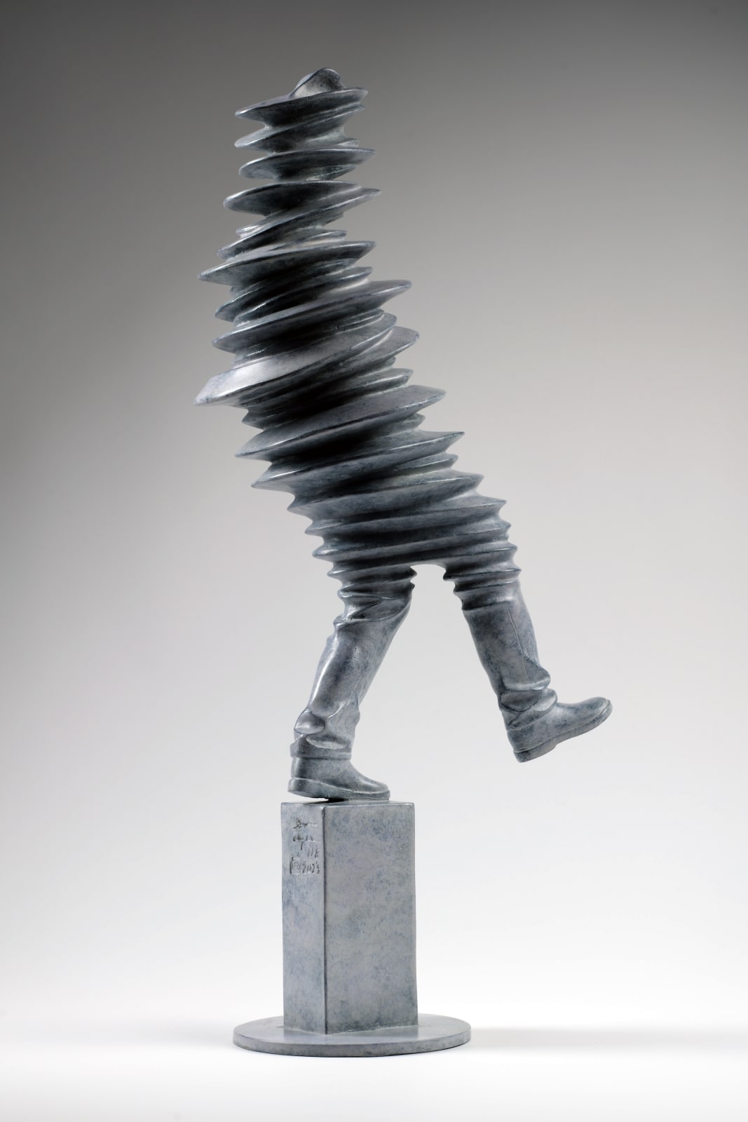 Walkman, zeitgenössische Skulptur, Liang Binbin, eine hellgraue Bronzeskulptur eines Mannes, der im Regen geht und springt, mit Schatten, figurative Skulptur, Art Yi Gallery, Brüsseler Kunstgalerie