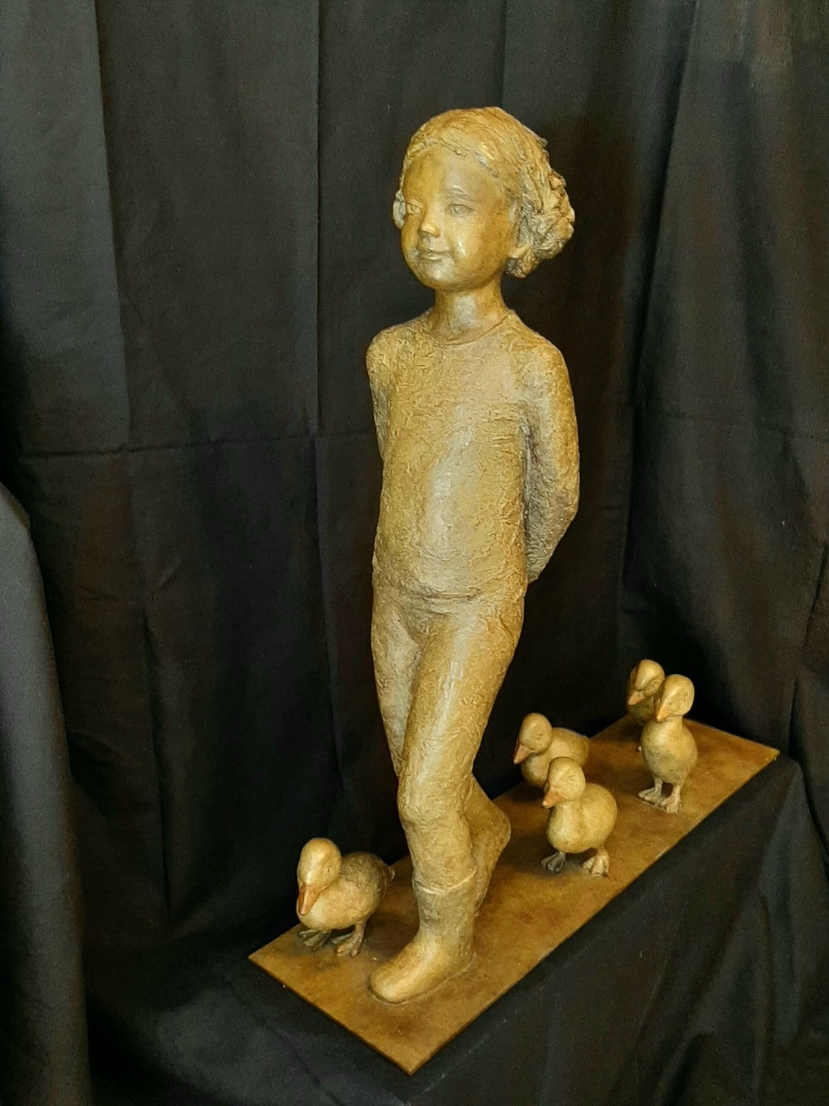 Sylvie Gaudissart canetons enfant sculpture sylvie debray Gaudissart sculpture animalière contemporaine en bronze une jolie fille suivie d'un groupe de jolis canards galerie d'art bruxelles belge art yi