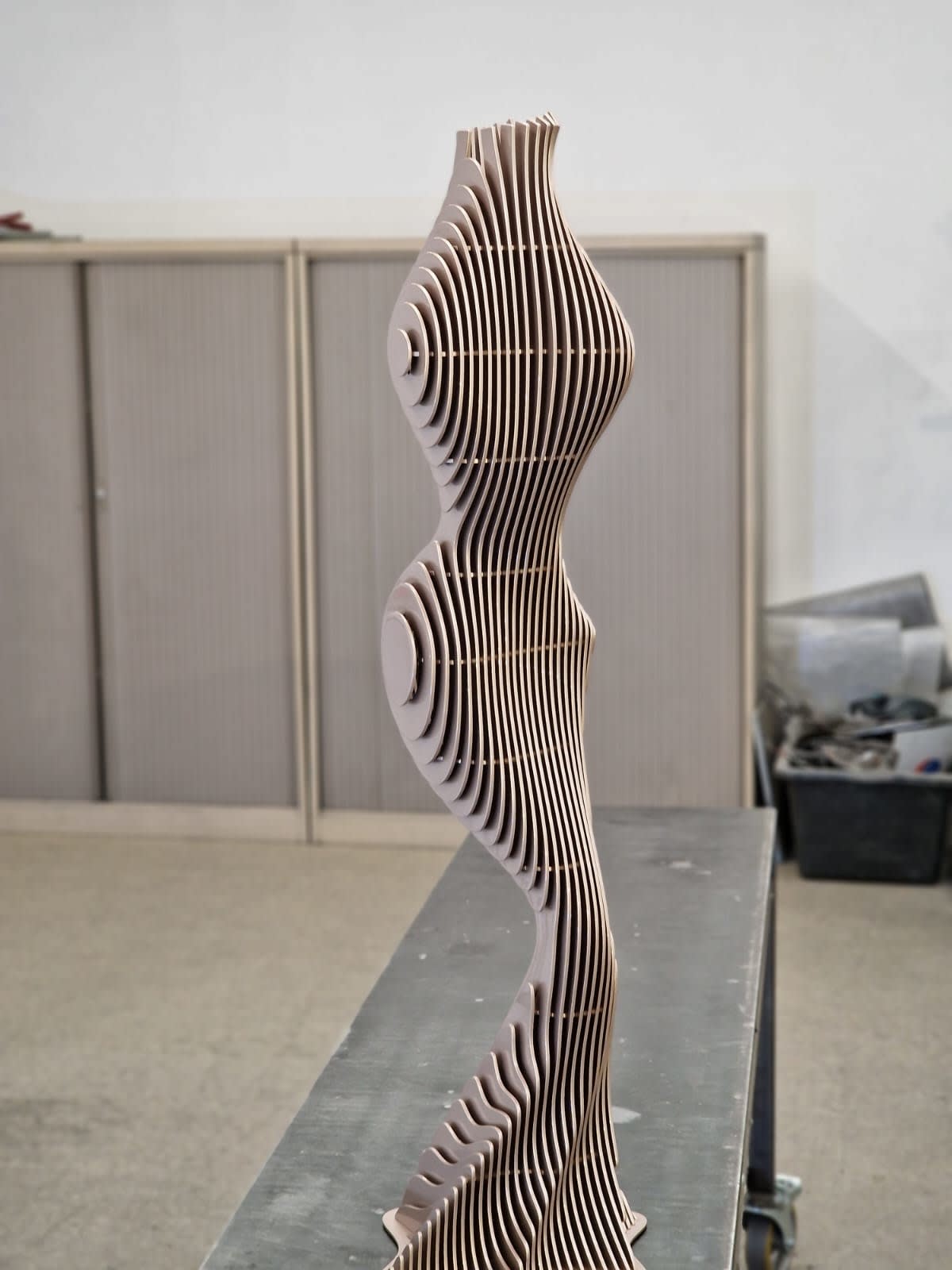 Krysty jean paul kala sculpture contemporaine une femme debout sculpture jardin sculpture art jardin design art métal Sculpture figurative Art Yi galerie d'art à bruxelles