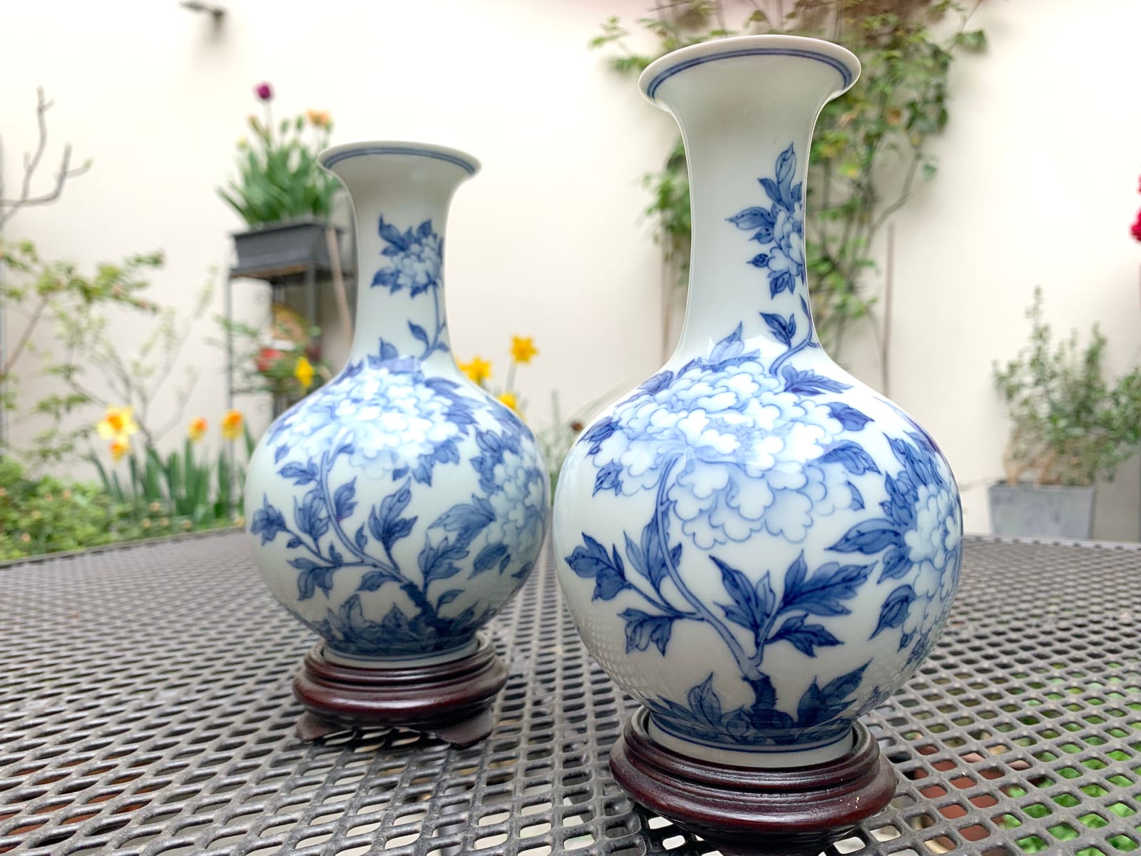 Een paar Qing-dynastie-stijl blauwe en witte pioenrozen en vlinderpatroon hemelse vazen (onderkant gesigneerd in Yongzheng-periode) Tsai Hsiao-fang hedendaagse keramische kunst Aziatische keramische kunst Aziatische porseleinen kunst blauwe keramische vaas blauwe porseleinen vaas kunstcollectie Art Yi-galerij Brusselse kunstgalerij